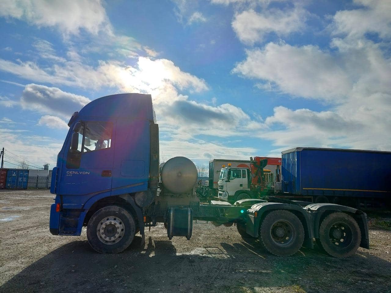 HONGYAN CQ4187HD12381T LNG,  2 870 км, 2023 года в лизинг