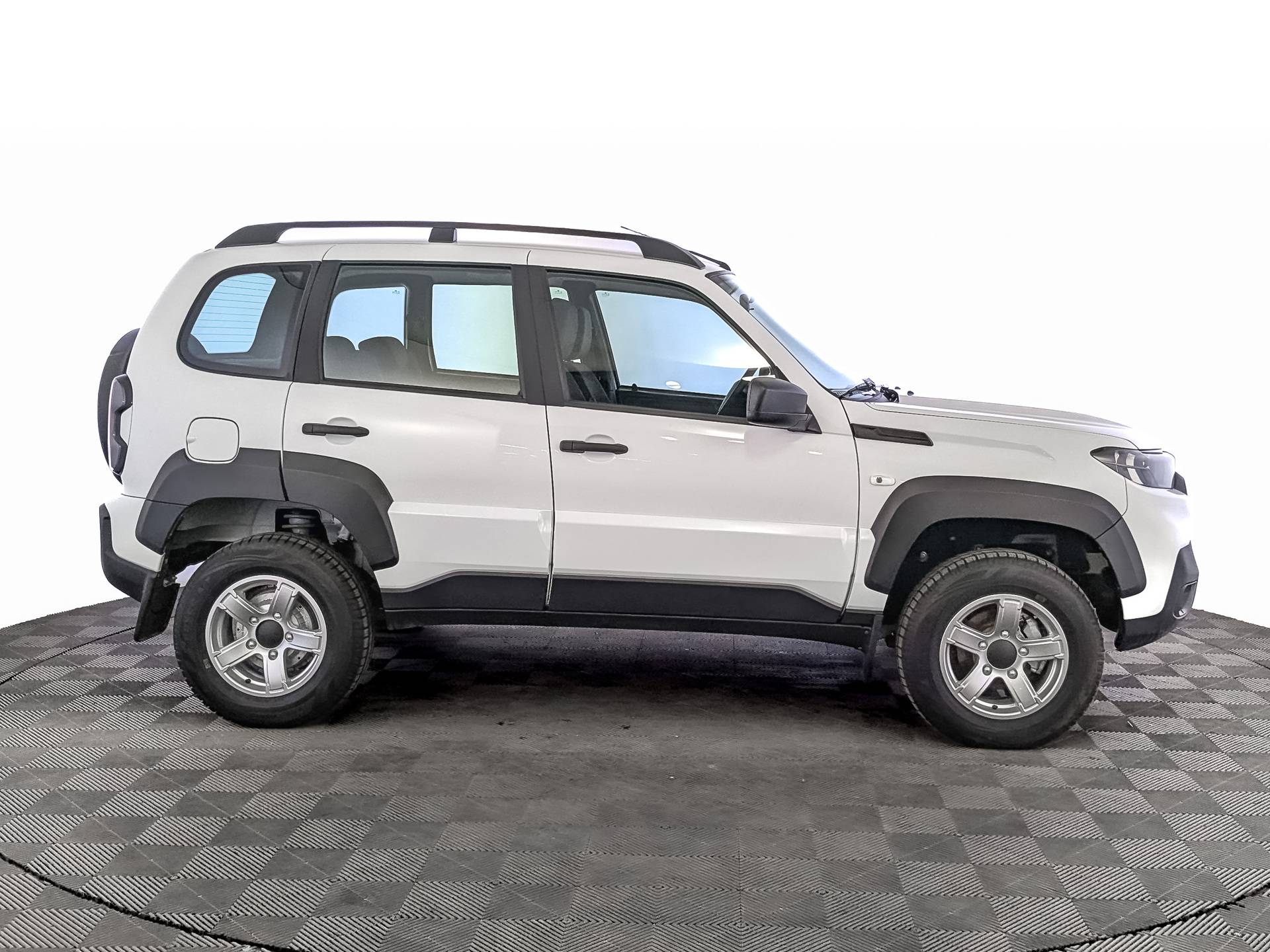 Lada Niva Travel Comfort 24 MMS 1.7 80hp 5MT