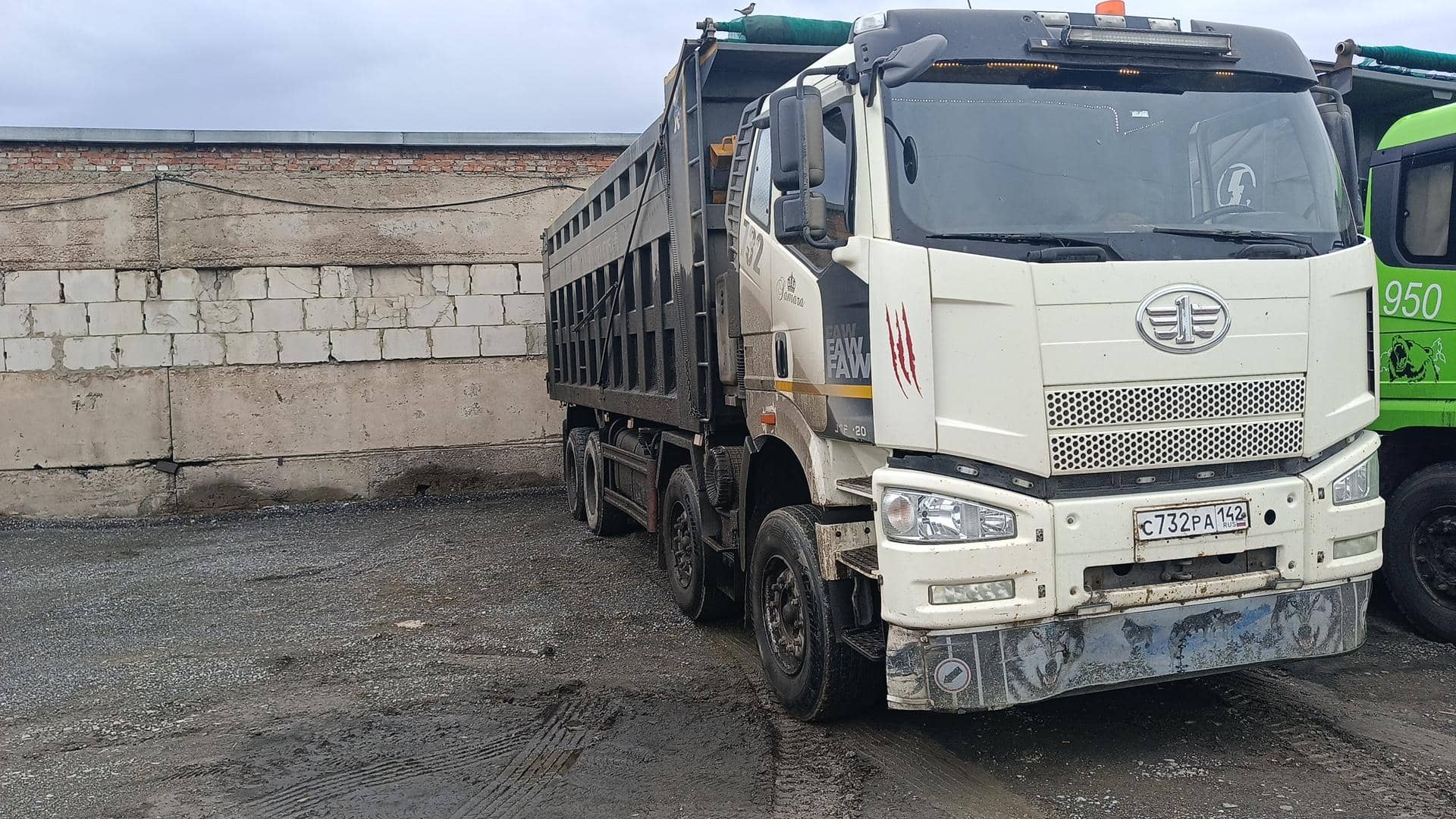 FAW CA3310P66K24T4E5 8х4,  363 862 км, 2023 года в лизинг