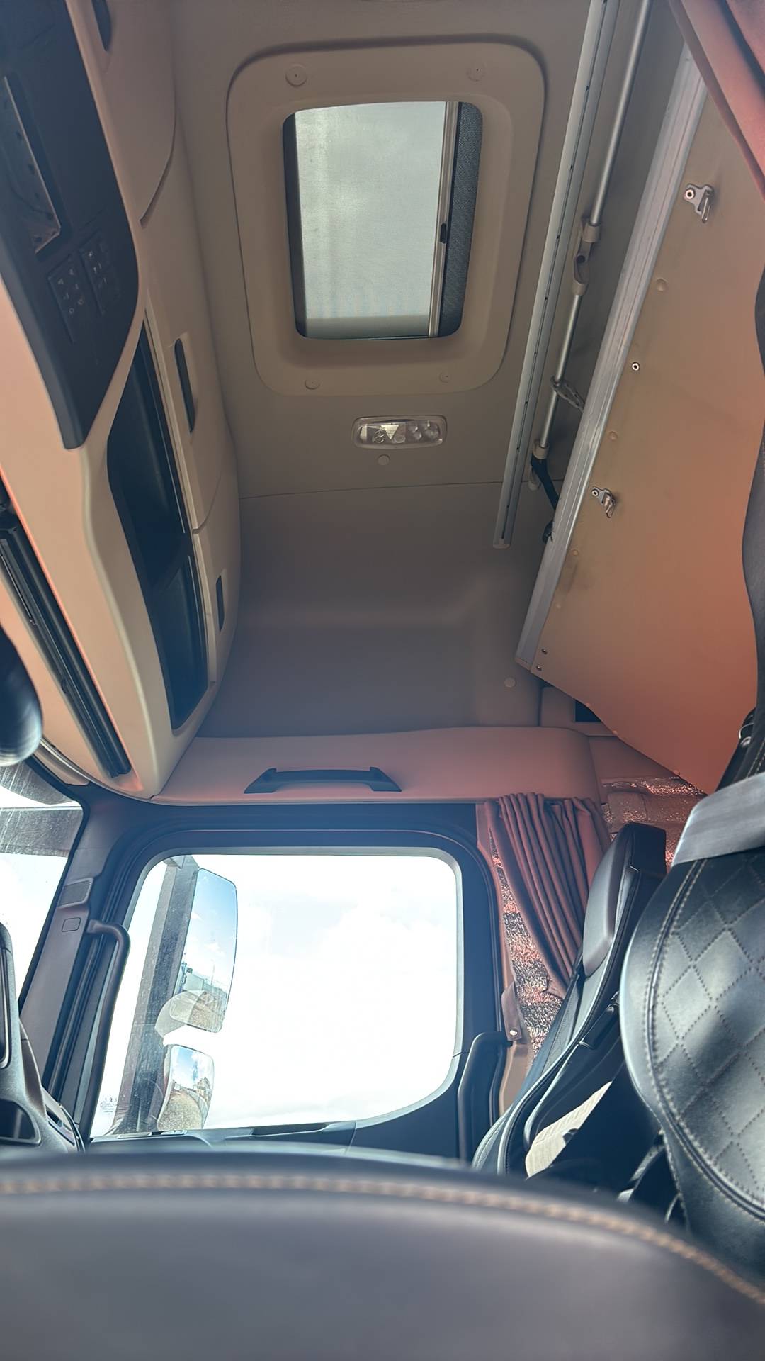 Shacman SX4188YY381,  250 861 км, 2024 года в лизинг