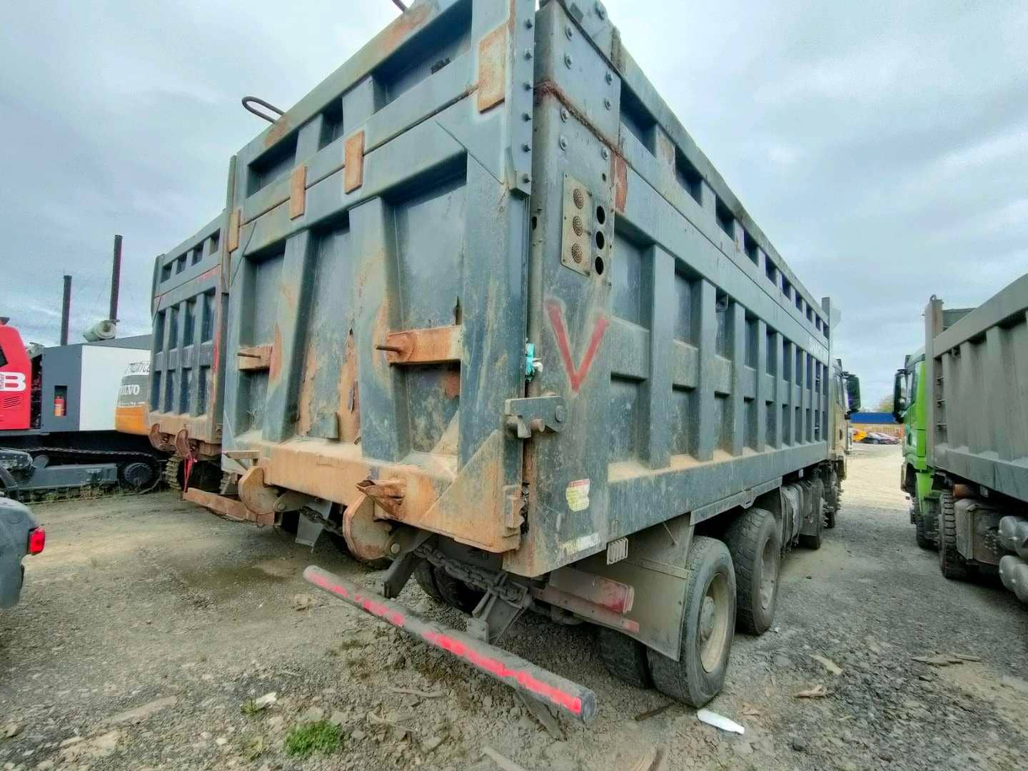 Shacman SX331863366 (скальный кузов),  200 000 км, 2022 года в лизинг