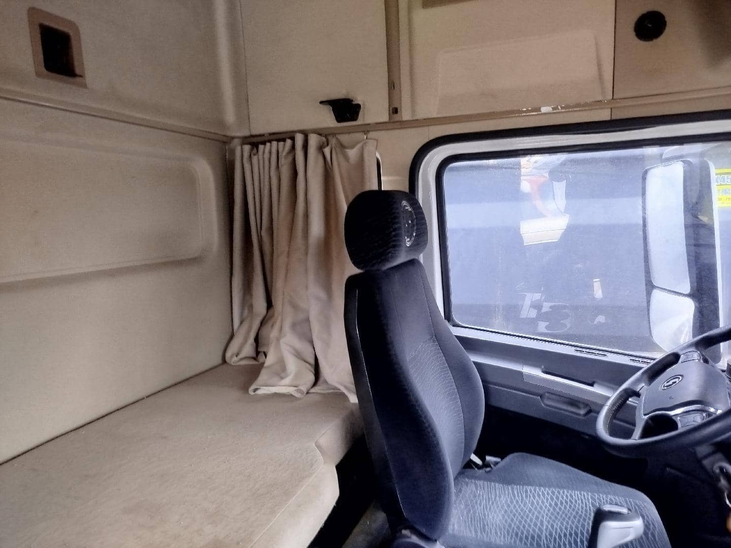 Shacman SX42584W324C,  279 812 км, 2022 года в лизинг