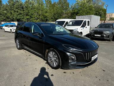 Hongqi E-QM5
