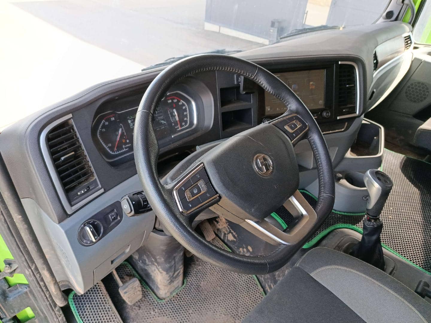 Shacman SX42584V324,  126 995 км, 2023 года в лизинг