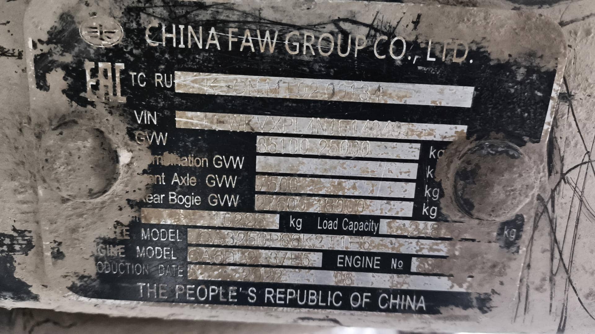 FAW CA3250P66K24T1E5 6х4,  8 586 км, 2023 года в лизинг