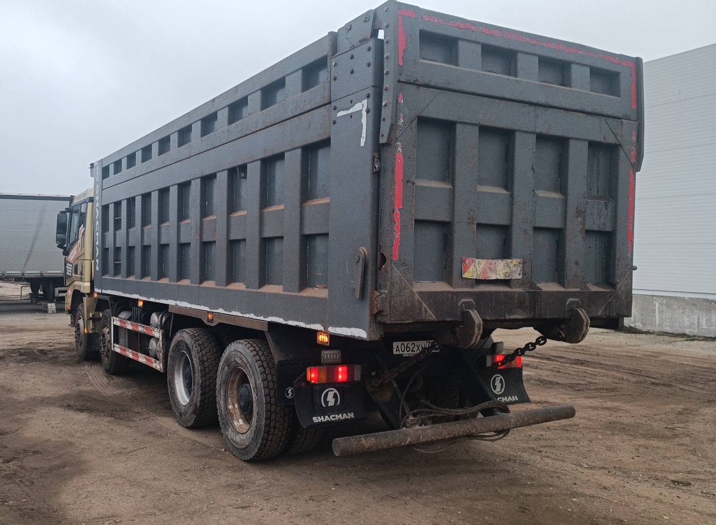 Shacman SX33186T366C,  240 488 км, 2022 года в лизинг