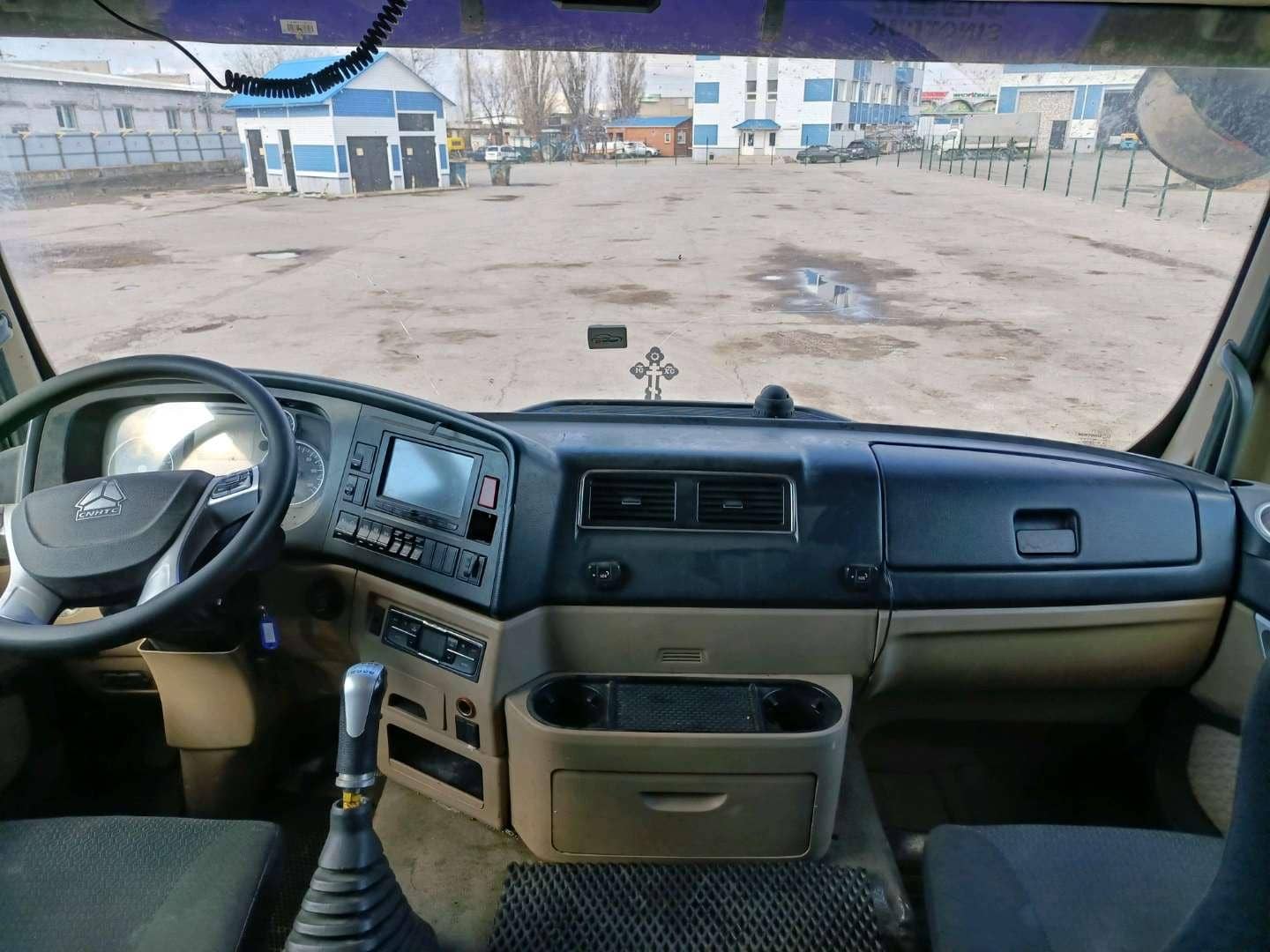 HOWO Sitrak C7H 8x4,  256 969 км, 2022 года в лизинг