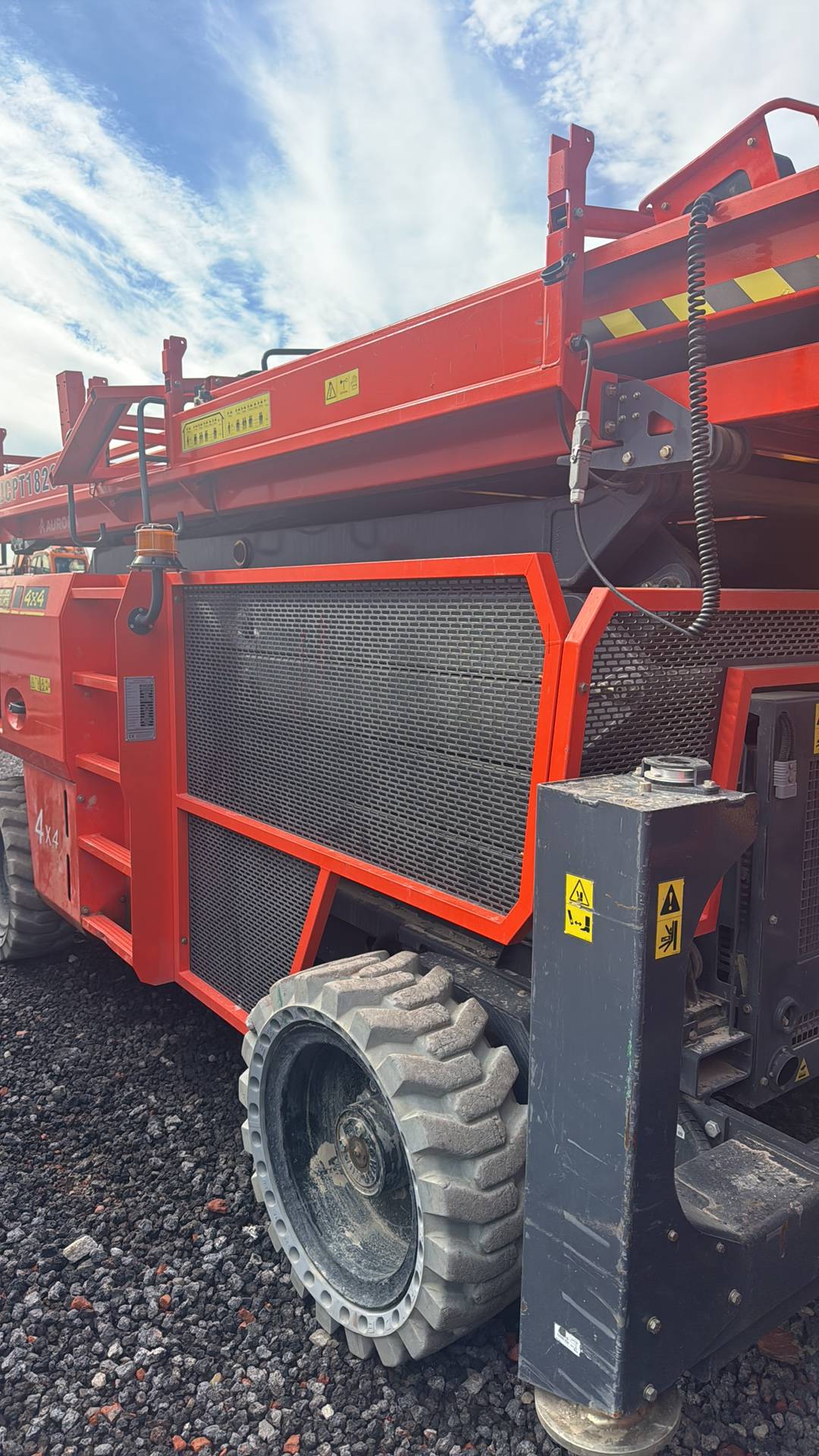 Dingli JCPT1823RTB Самоходный ножничный подъемник,  270 км, 2023 года в лизинг