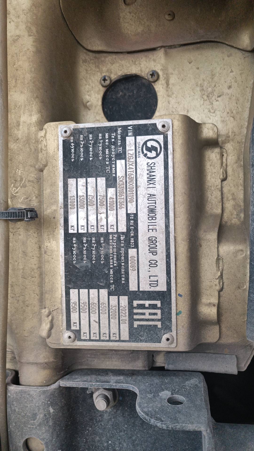 Shacman SX33186T366C,  217 679 км, 2022 года в лизинг