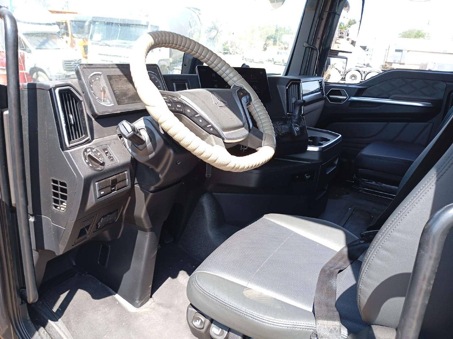 Sitrak С7Н MAX 6×4 ZZ4256V364HE,  180 049 км, 2023 года в лизинг