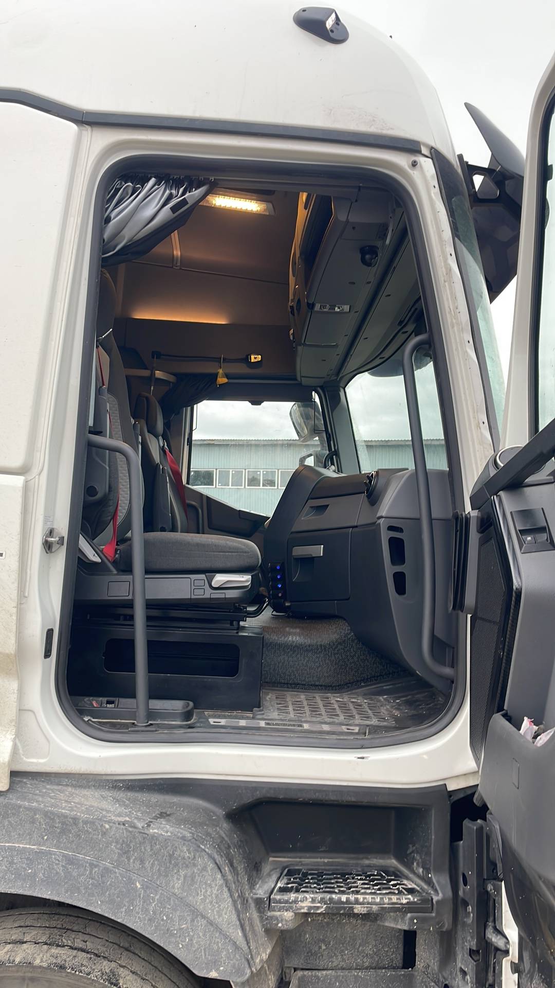 Renault T 440 4x2 (High Sleeper Cab),  429 361 км, 2021 года в лизинг