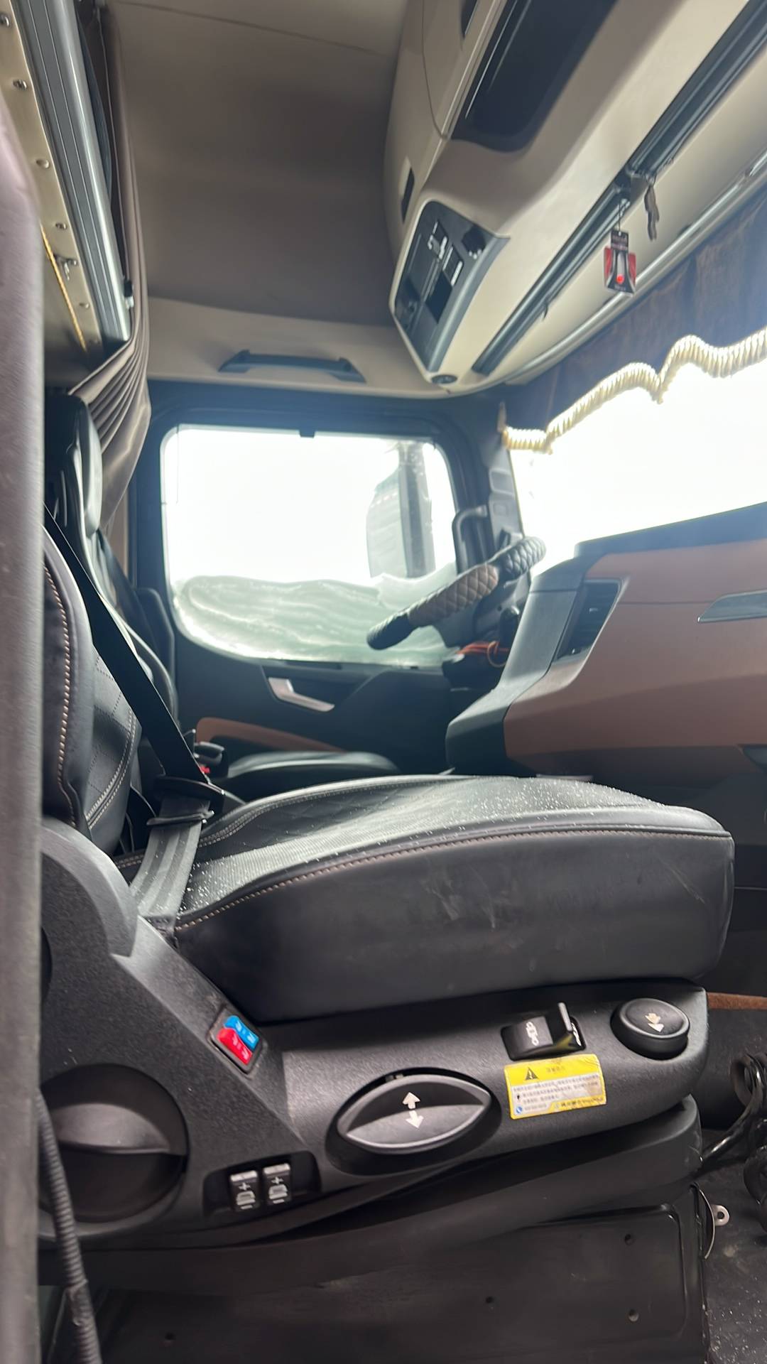 Shacman SX4188YY381,  301 563 км, 2023 года в лизинг