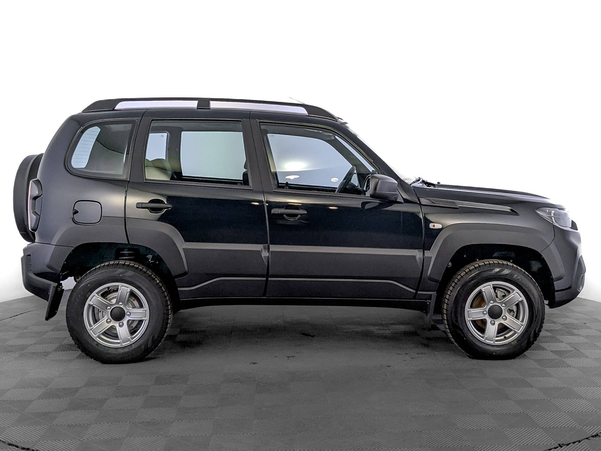 Lada Niva Travel Comfort 24 MMS 1.7 80hp 5MT