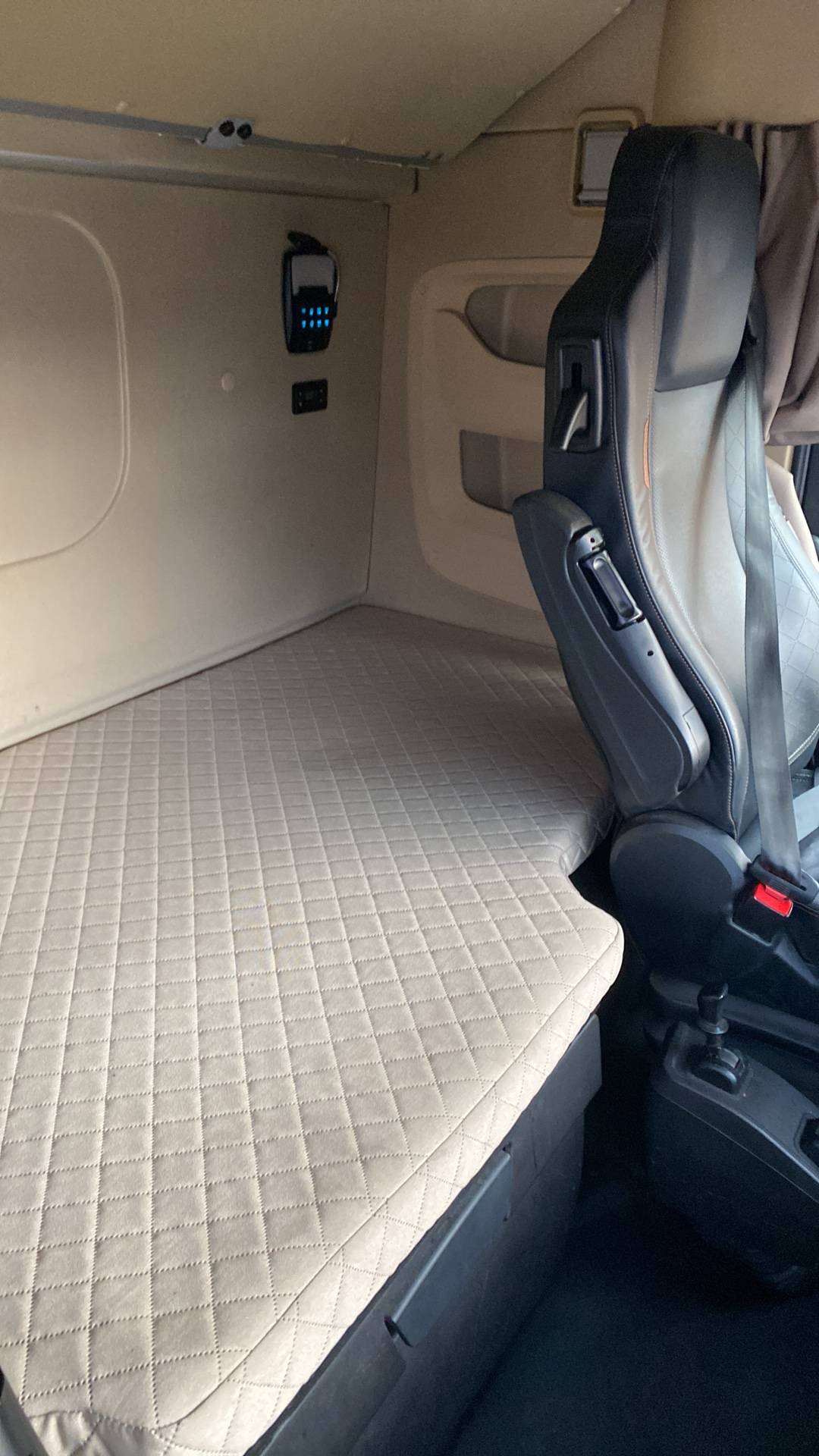 Shacman SX4188YY381,  204 335 км, 2023 года в лизинг