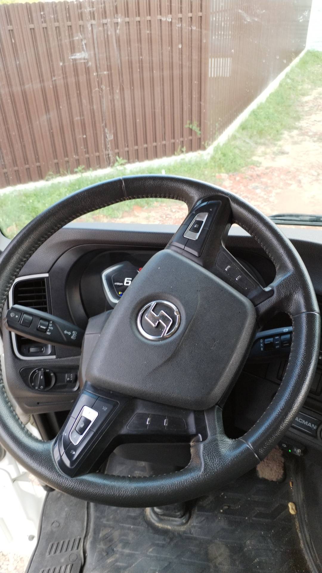 Shacman SX4188YY381,  335 250 км, 2023 года в лизинг