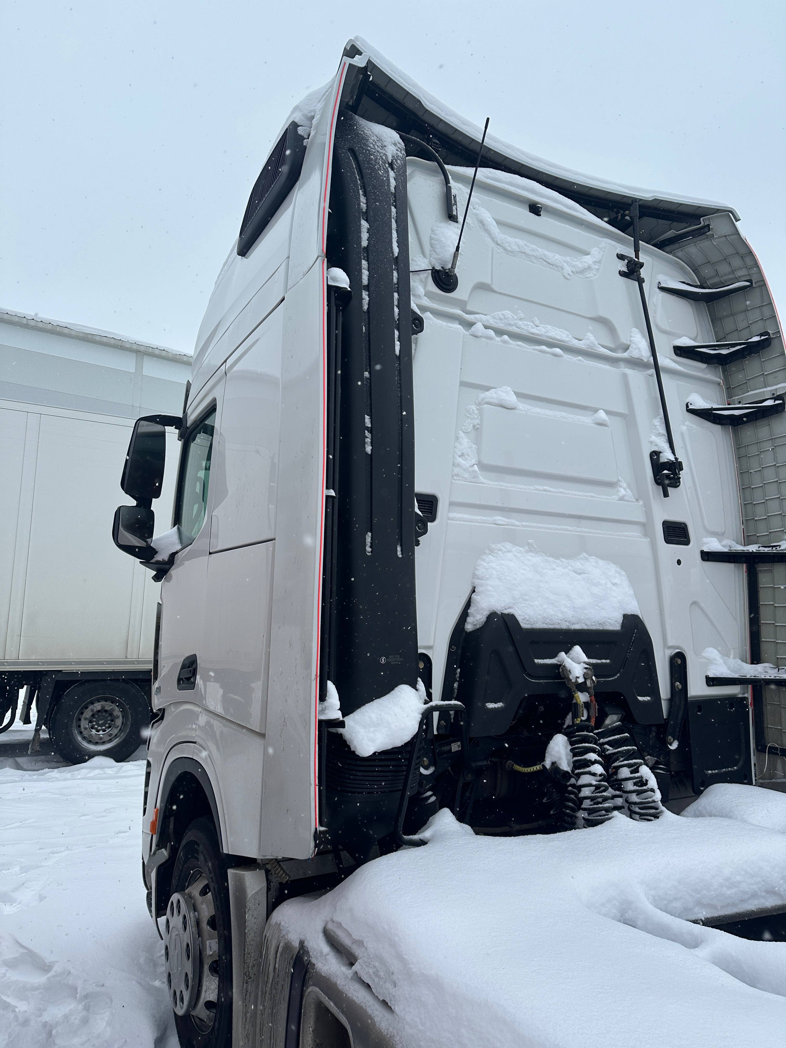 Shacman SX4188YY381,  311 596 км, 2023 года в лизинг