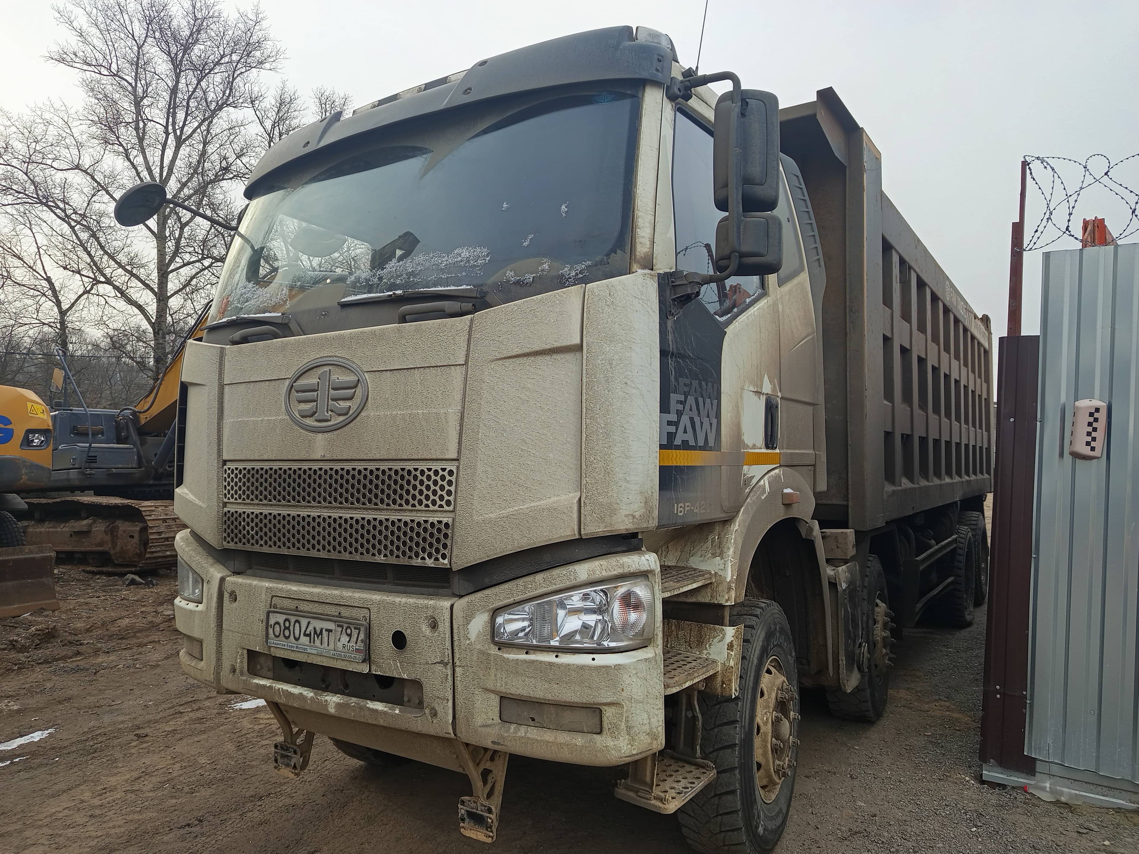 FAW CA3310P66K24T4E5 8х4 специализированный для работы c acфaльтoуклaдчиком