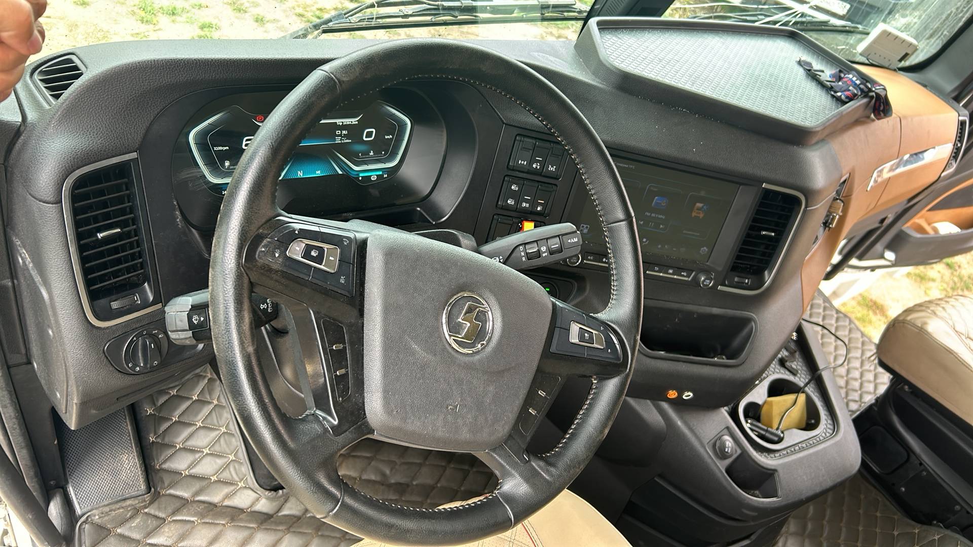 Shacman SX4188YY381,  197 229 км, 2024 года в лизинг