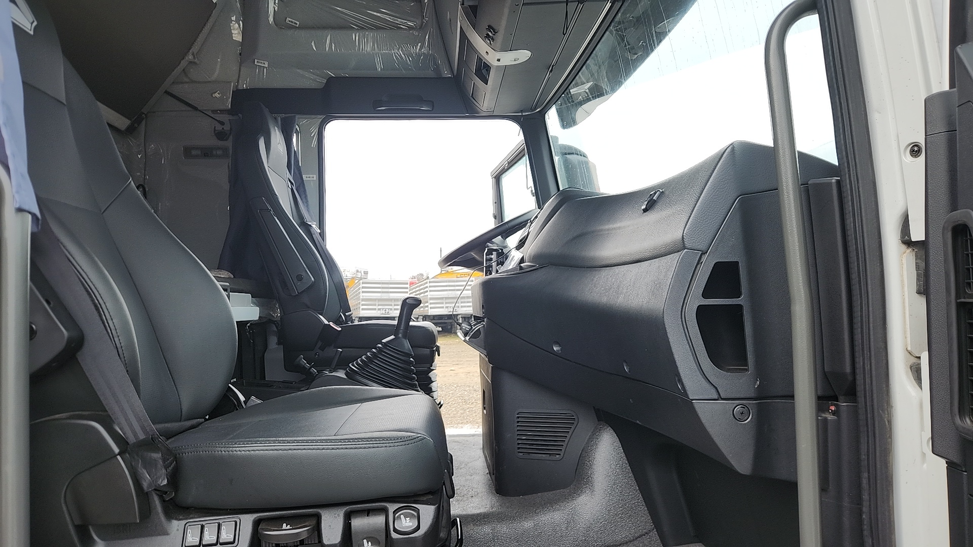 Sitrak С7Н 6×4 ZZ4256V364HE,  45 921 км, 2024 года в лизинг