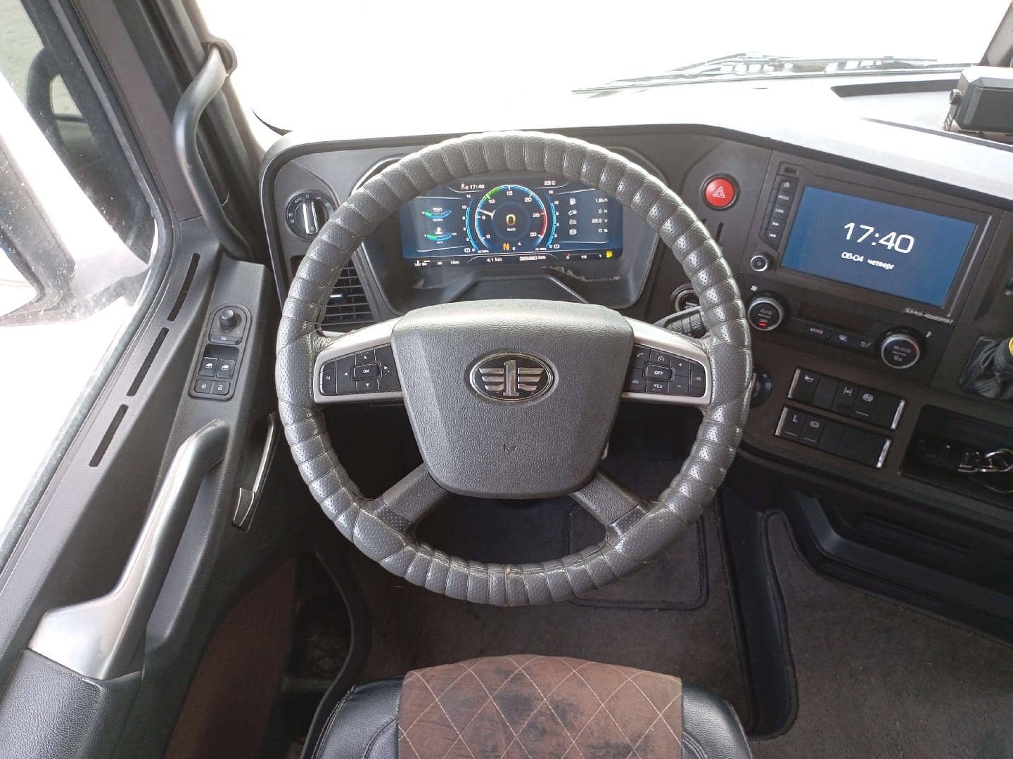 FAW CA4180P77K25E5 4x2,  368 980 км, 2023 года в лизинг