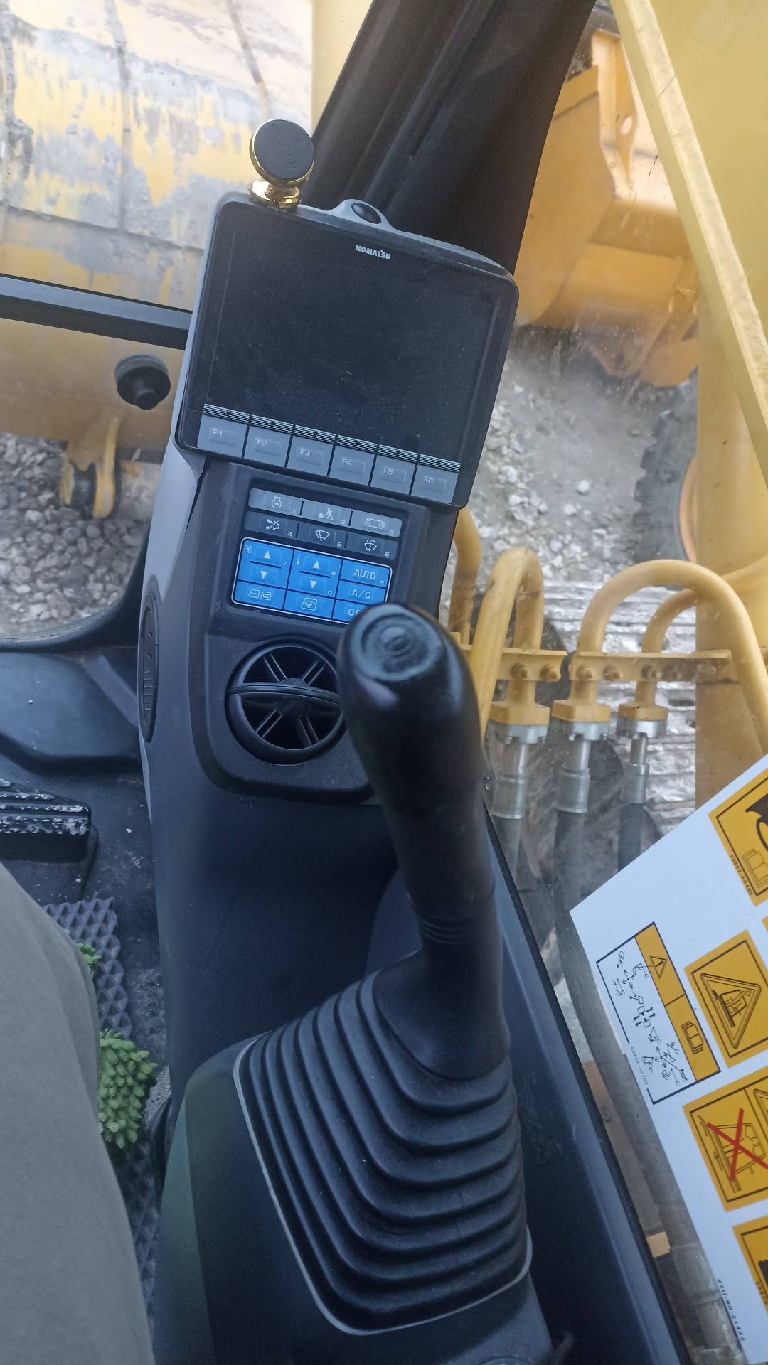 KOMATSU PC220-8MO, 2022 года в лизинг