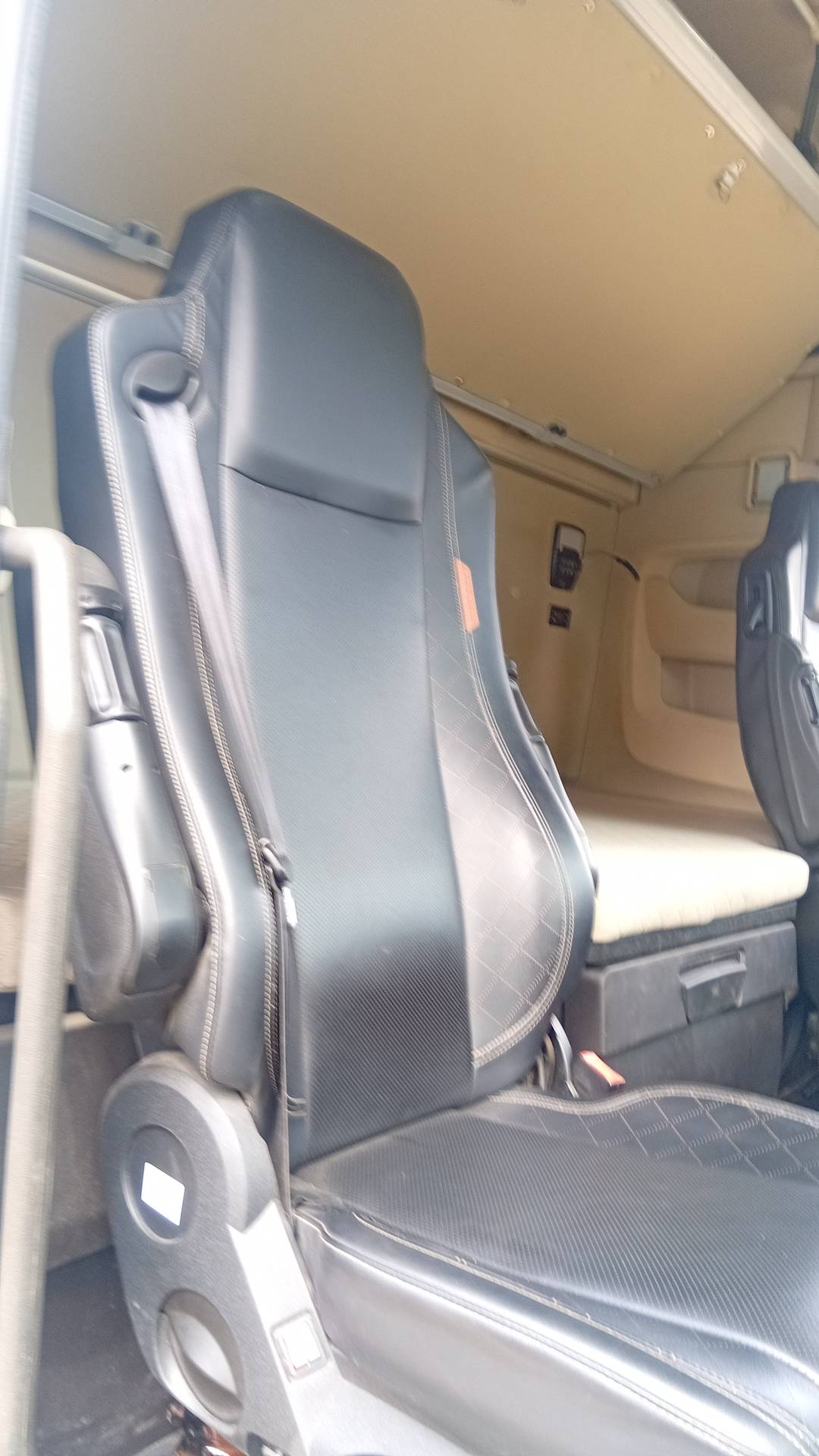 Shacman SX4188YY381,  313 626 км, 2023 года в лизинг