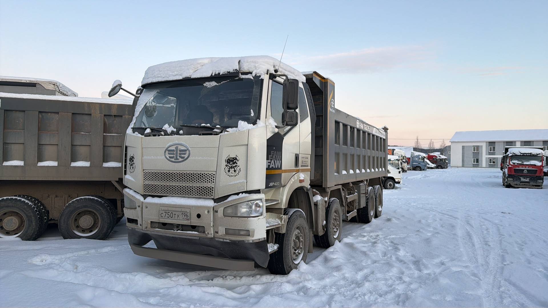 FAW CA3310P66K24T4E5 8х4,  184 823 км, 2022 года в лизинг