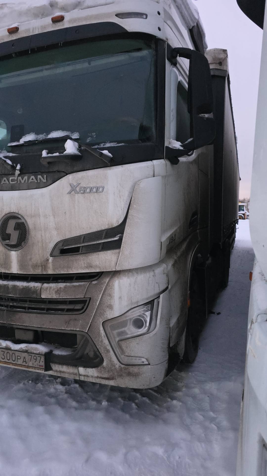 Shacman SX4188YY381,  302 324 км, 2024 года в лизинг