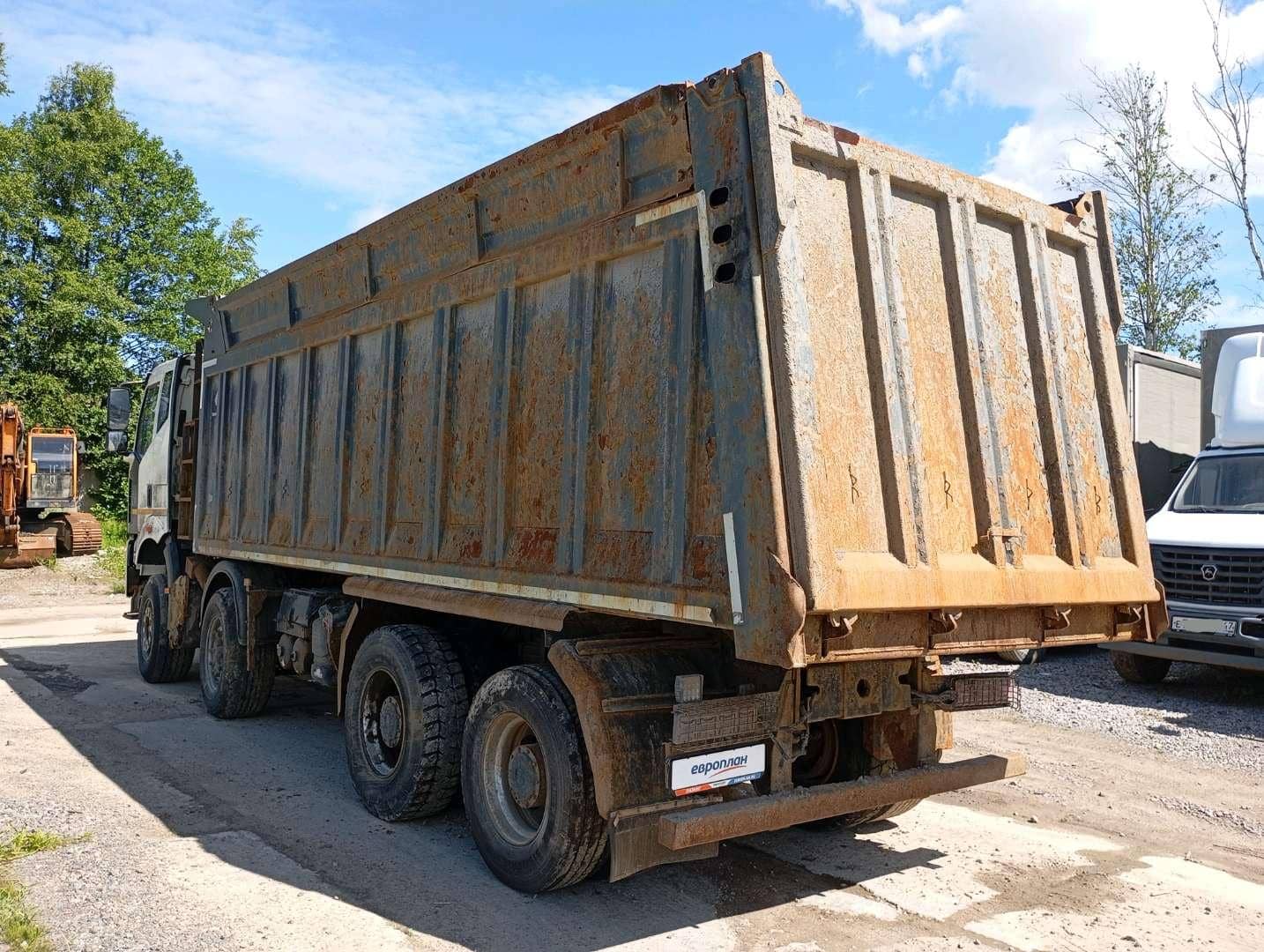 FAW CA3310P66K2T1E5 8х4,  273 639 км, 2023 года в лизинг