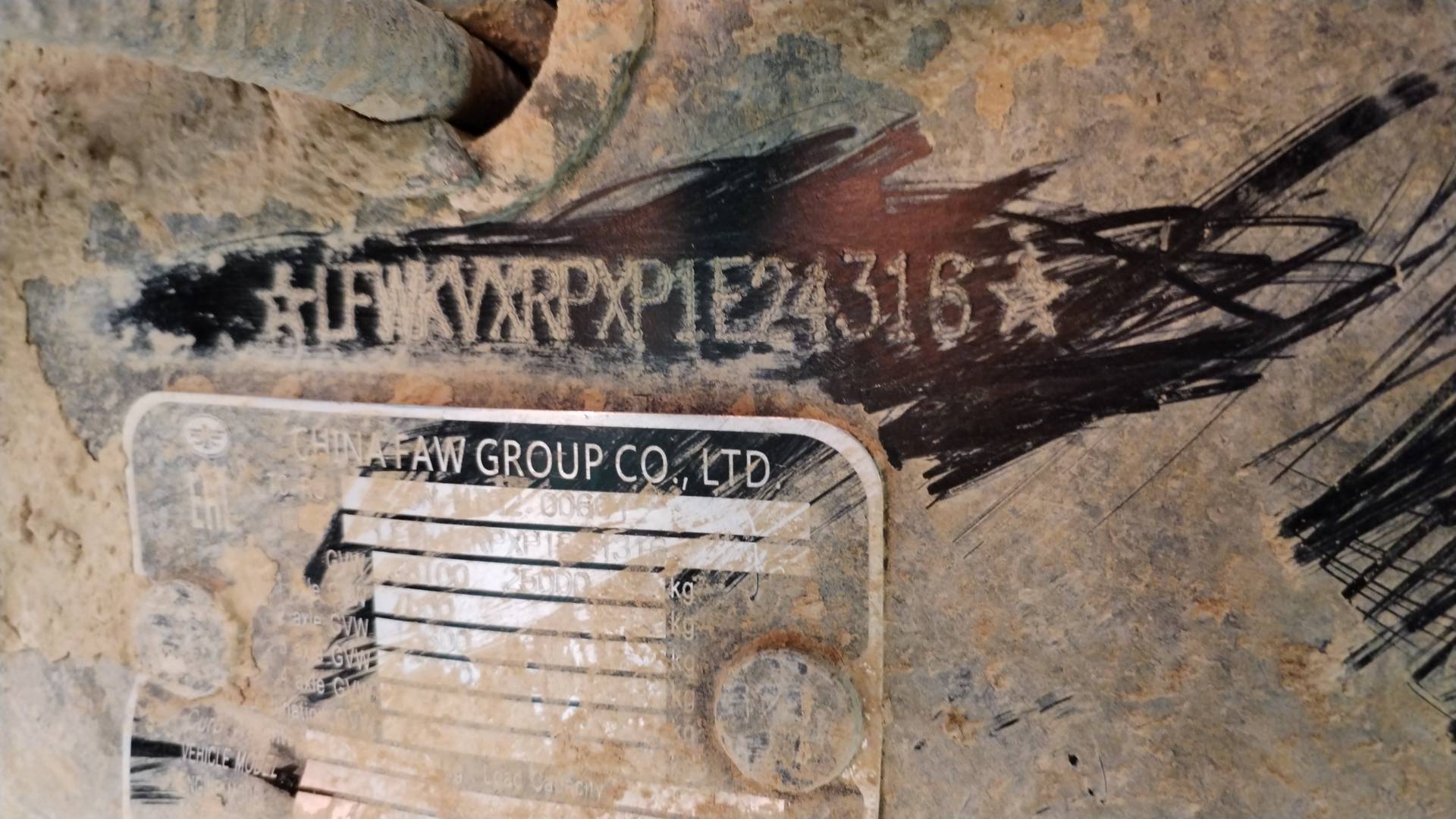 FAW CA3250P66K24T1E5 6х4,  25 189 км, 2023 года в лизинг