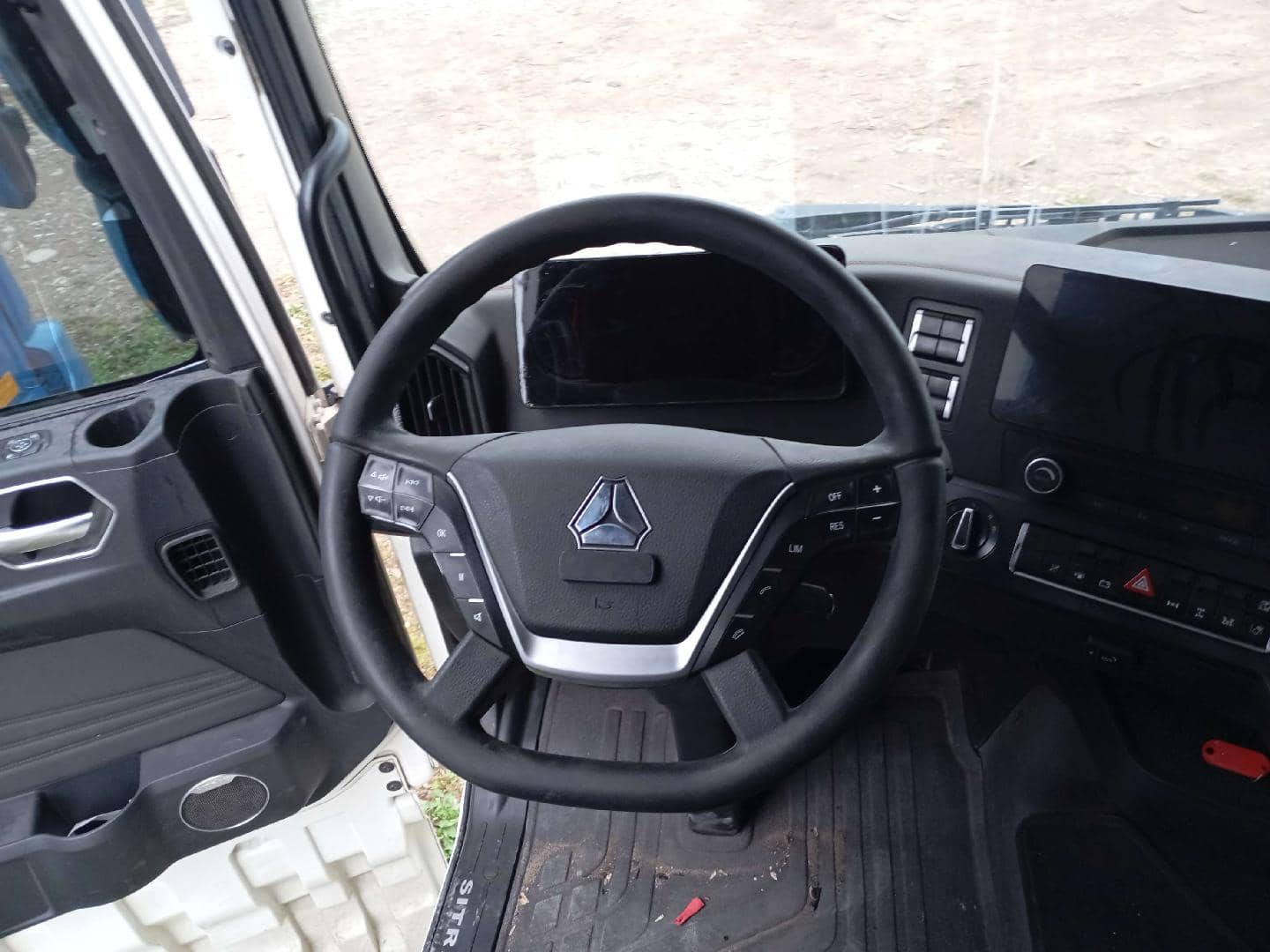 Sitrak С7Н MAX 6×4 ZZ4256V364HE,  200 951 км, 2024 года в лизинг