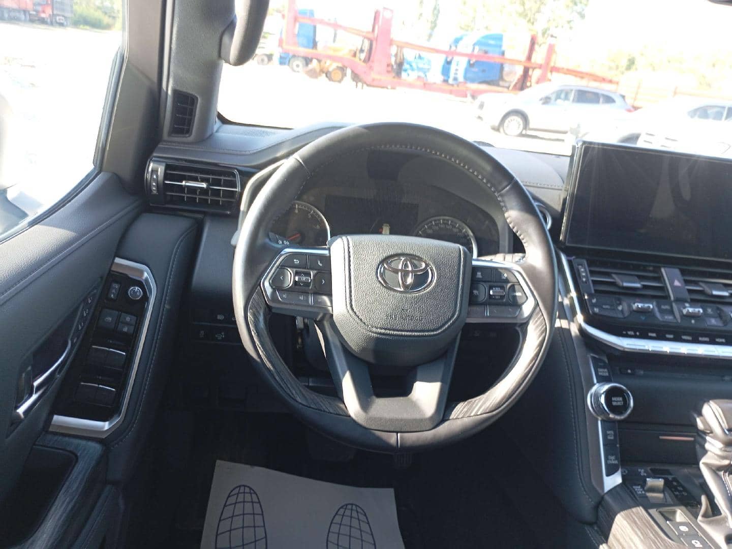 Toyota Land Cruiser 300,  31 213 км, 2024 года в лизинг