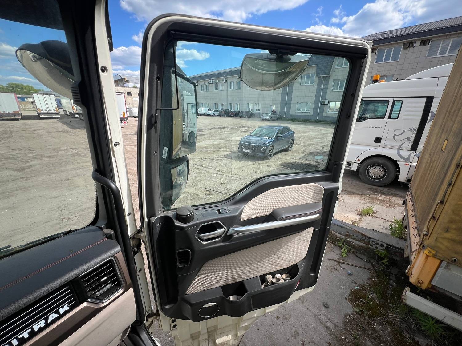 Sitrak C7H MAX 4x2 ZZ4186V361HE,  246 288 км, 2023 года в лизинг
