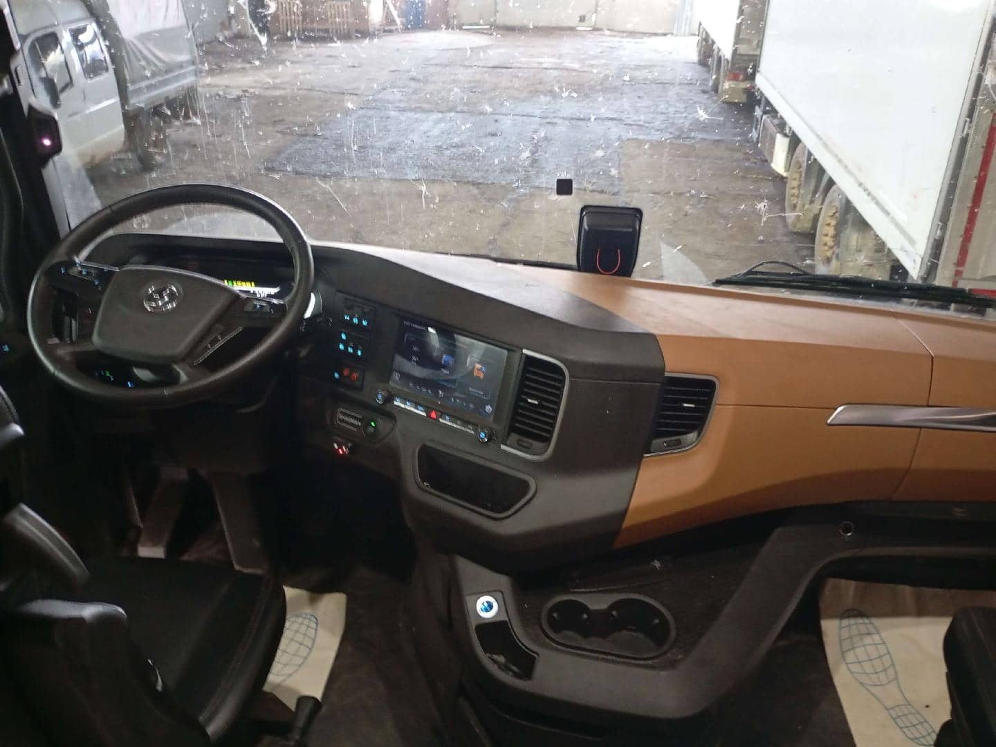 Shacman SX4188YY381,  337 458 км, 2023 года в лизинг