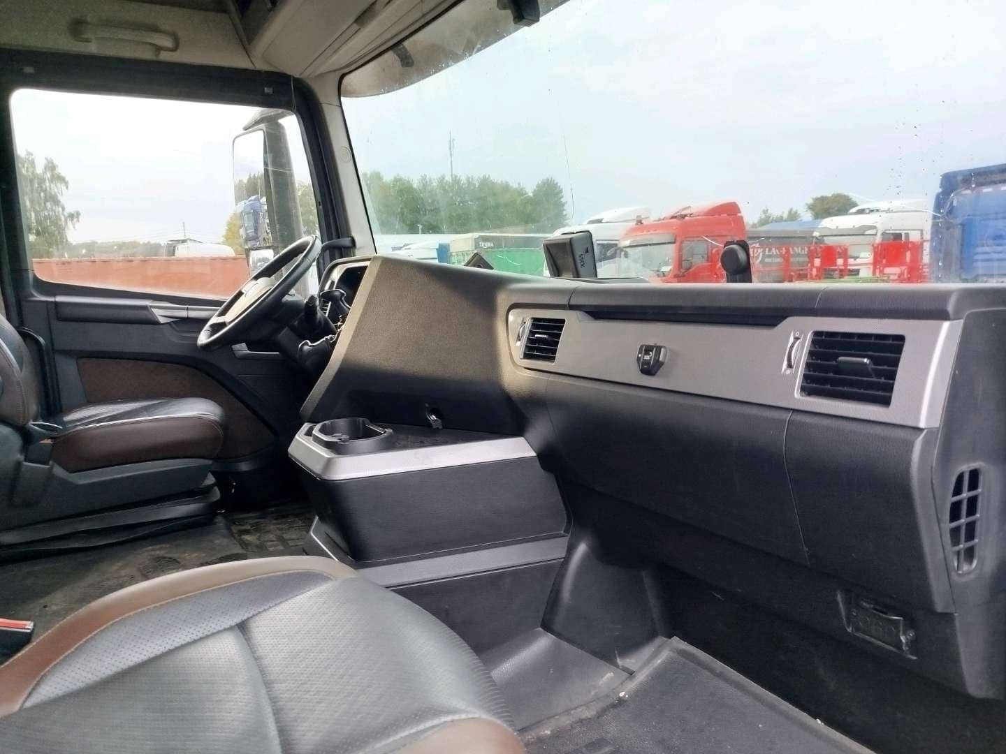 FAW CA4180P77K25E5 4x2,  565 261 км, 2023 года в лизинг