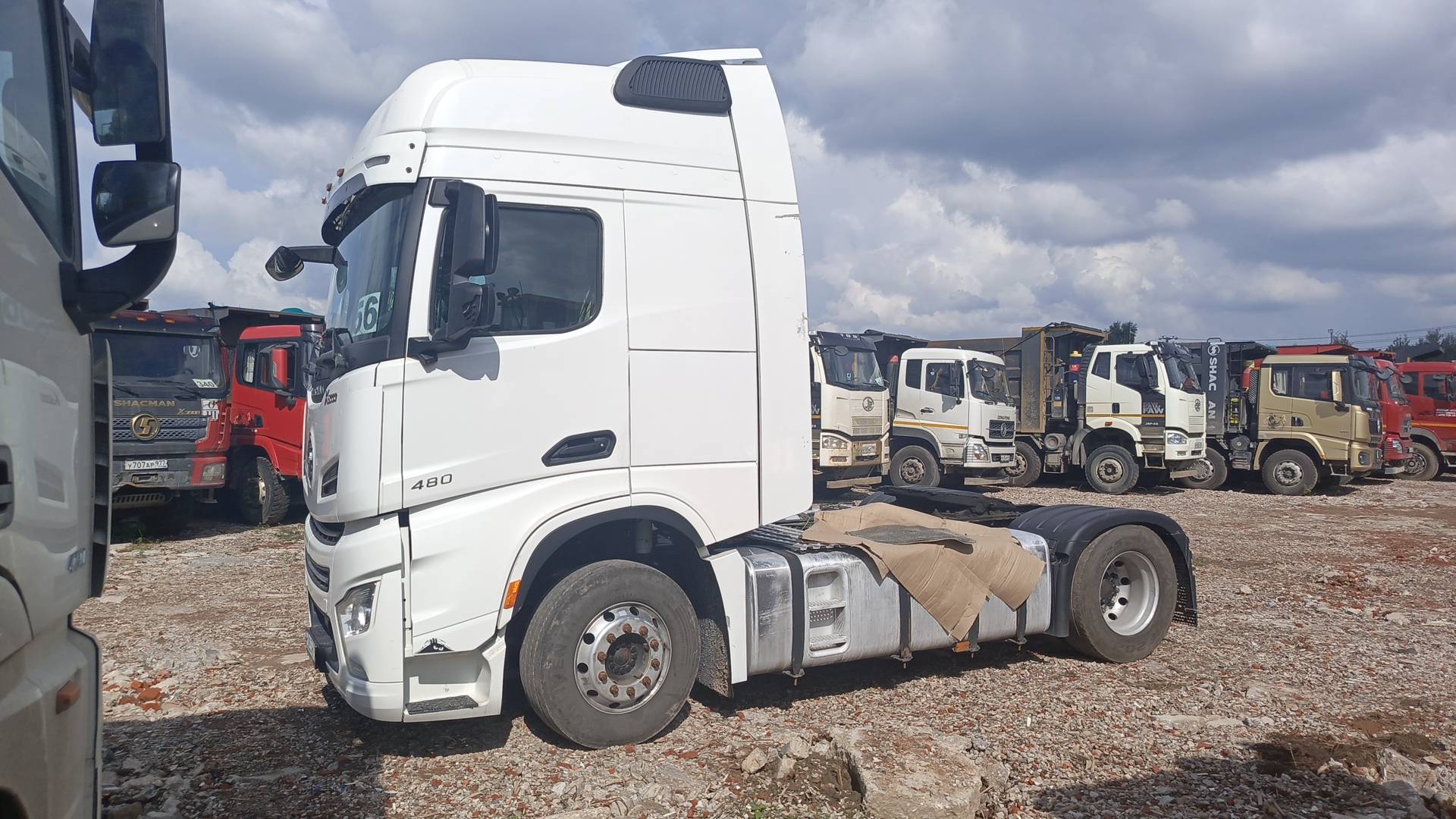 Shacman SX4188YY381,  308 060 км, 2023 года в лизинг