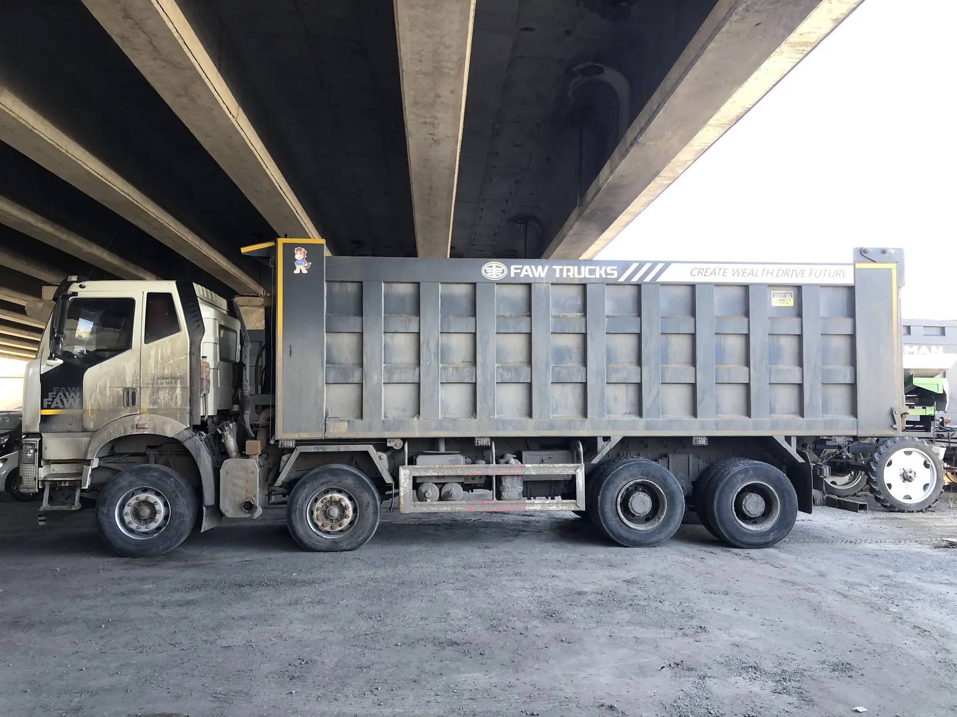 FAW CA3310P66K24T4E5 8х4,  281 137 км, 2023 года в лизинг