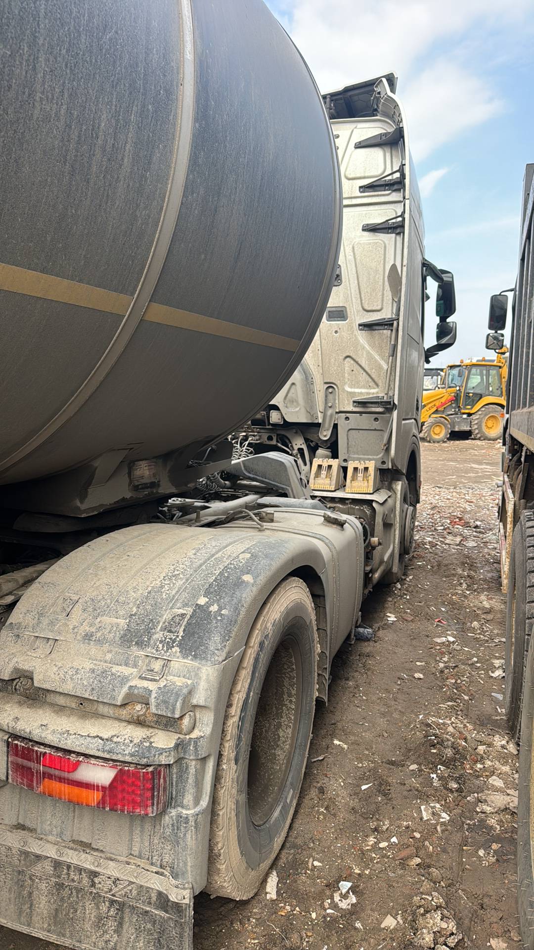 Shacman SX4188YY381,  362 477 км, 2022 года в лизинг