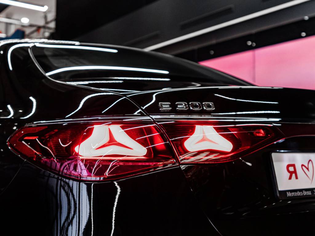 Mercedes-Benz E седан 300 4MATIC AMG Line