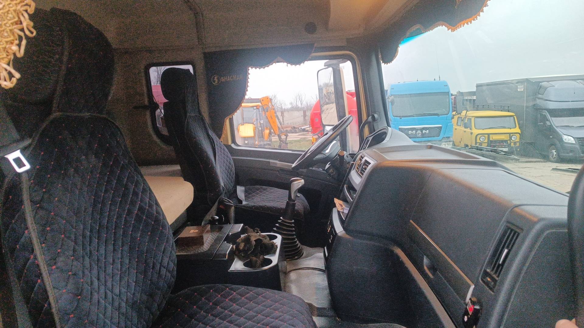 Shacman SX33186T366C,  240 488 км, 2022 года в лизинг