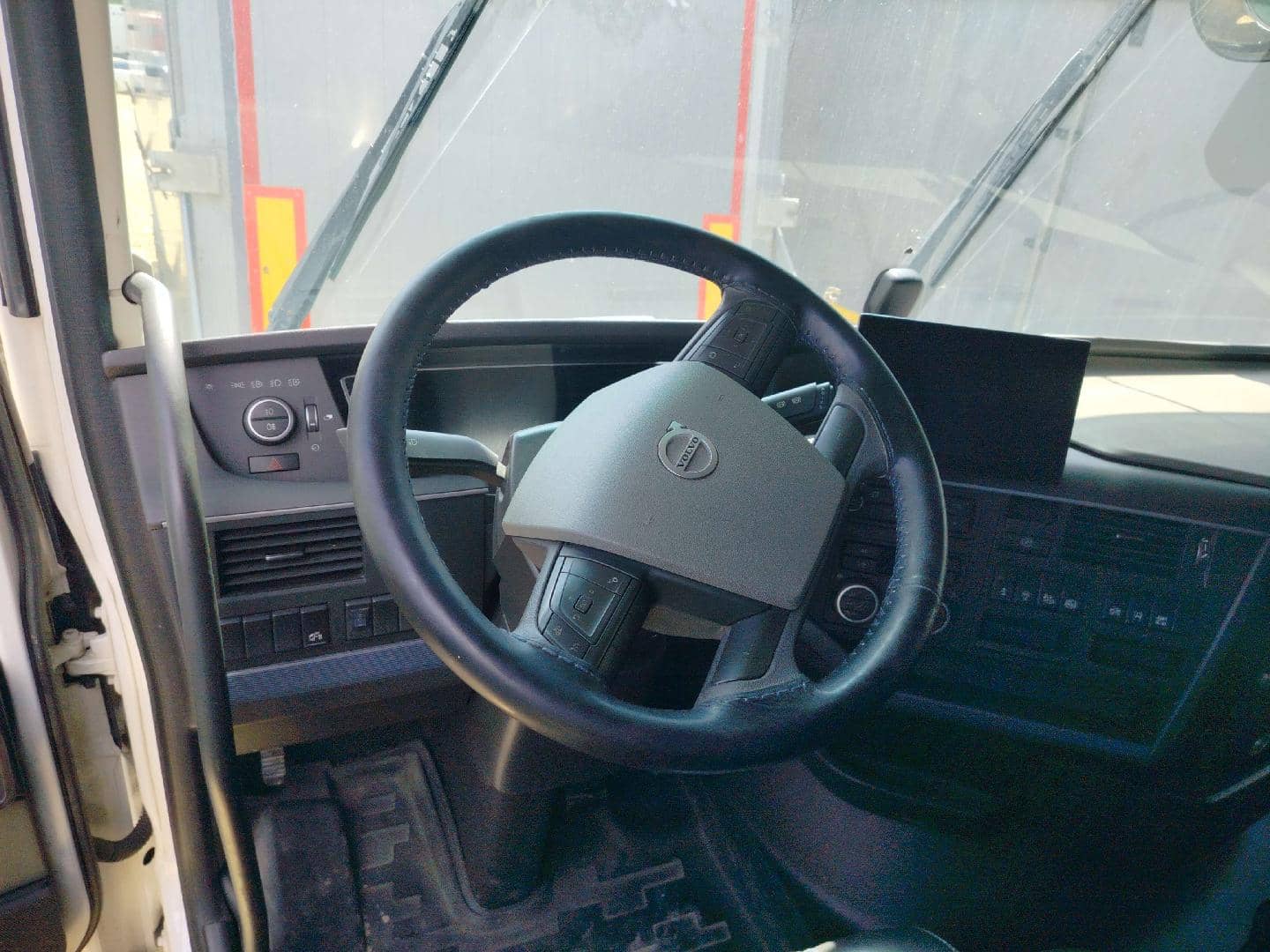 Volvo FH42T 500 4x2 (Globetrotter),  301 439 км, 2023 года в лизинг