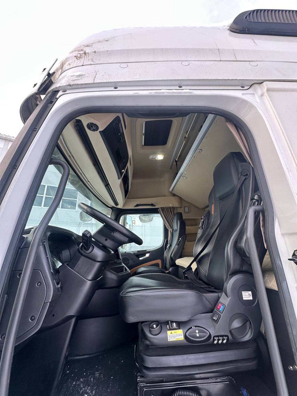 Shacman SX4188YY381,  215 706 км, 2023 года в лизинг