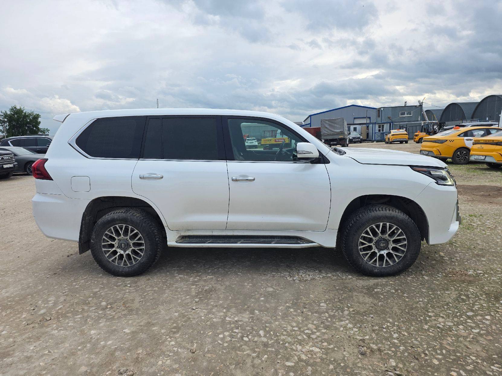 Lexus LX 450d,  366 376 км, 2018 года в лизинг