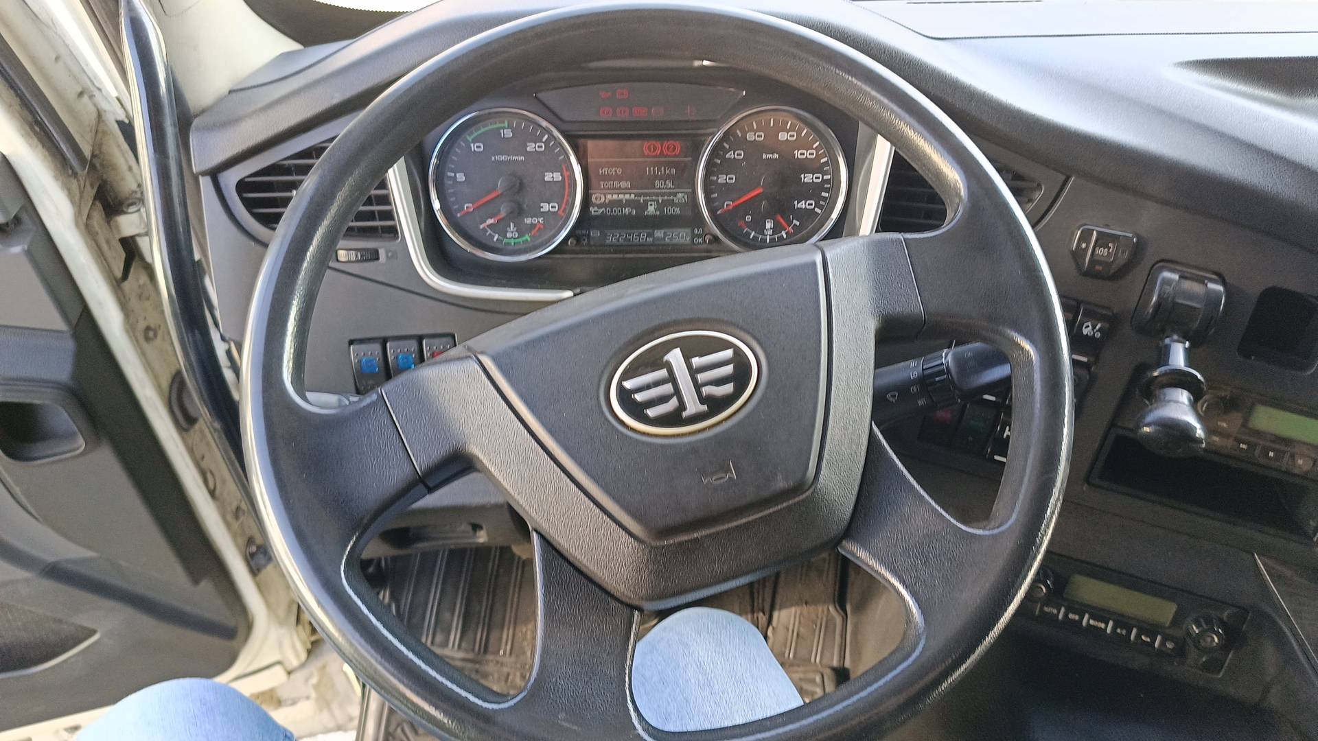 FAW CA3310P66K24T4E5 8х4,  322 468 км, 2022 года