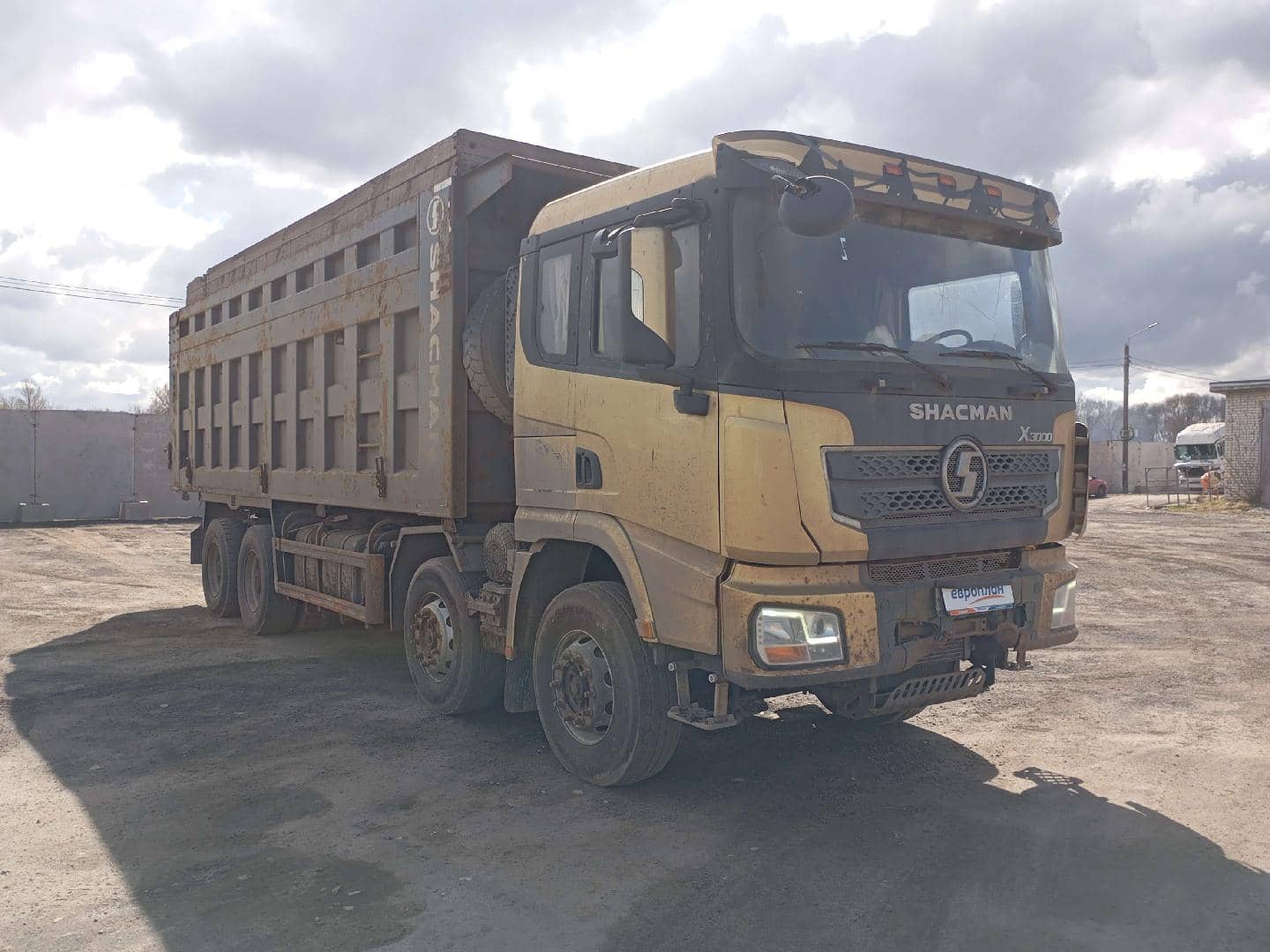 Shacman SX331863366 (скальный кузов),  308 577 км, 2022 года в лизинг