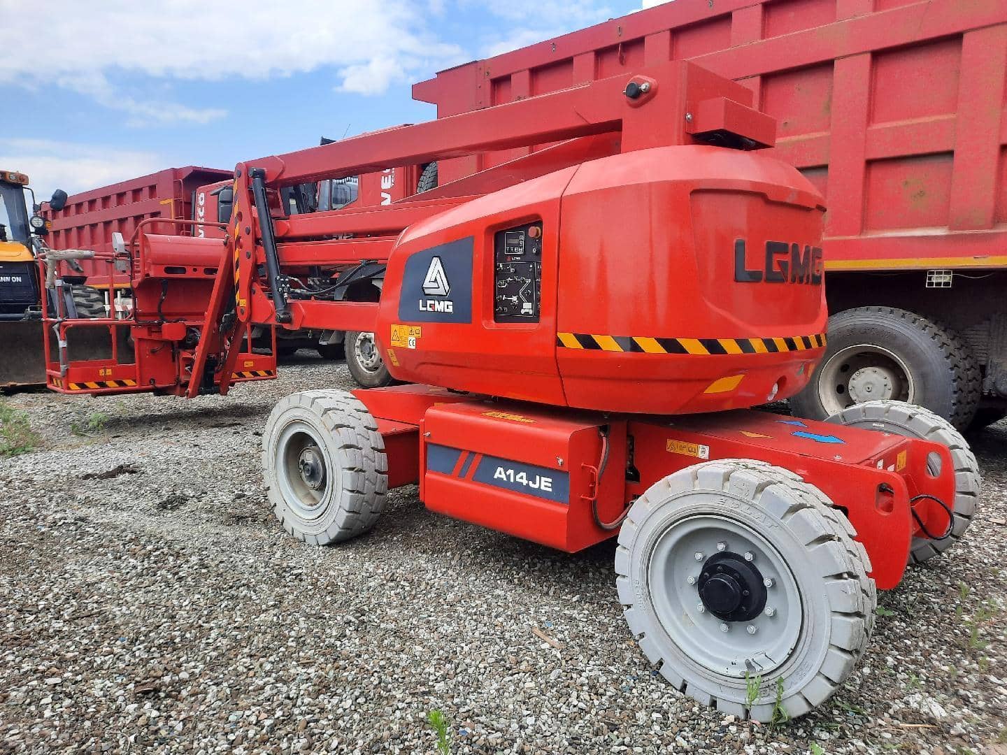 LGMG  (LinGong Machinery Group) A14JE самоходный коленчатый подъемник,  50 км, 2023 года в лизинг