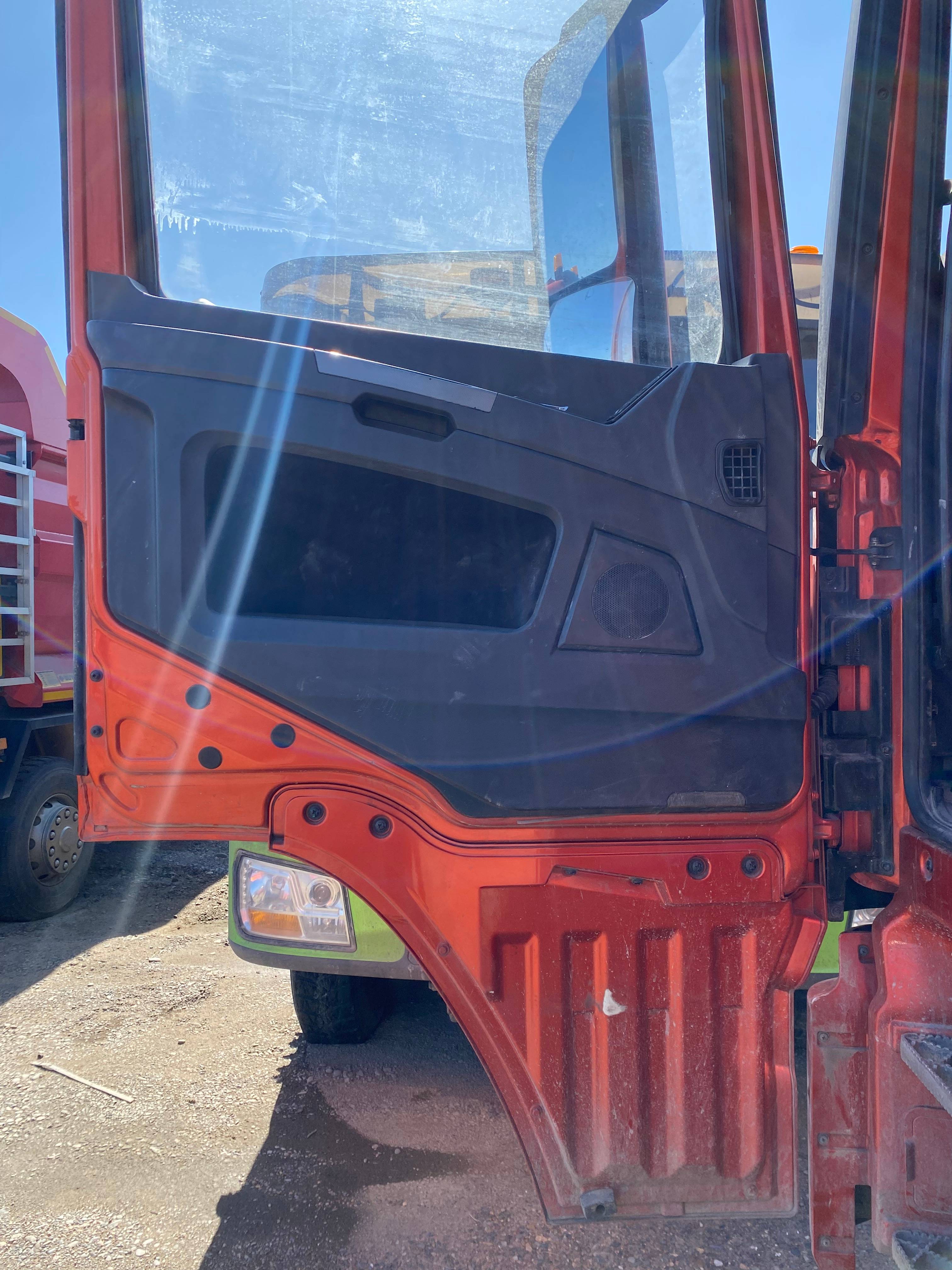 Shacman SX33186T366,  165 470 км, 2021 года в лизинг
