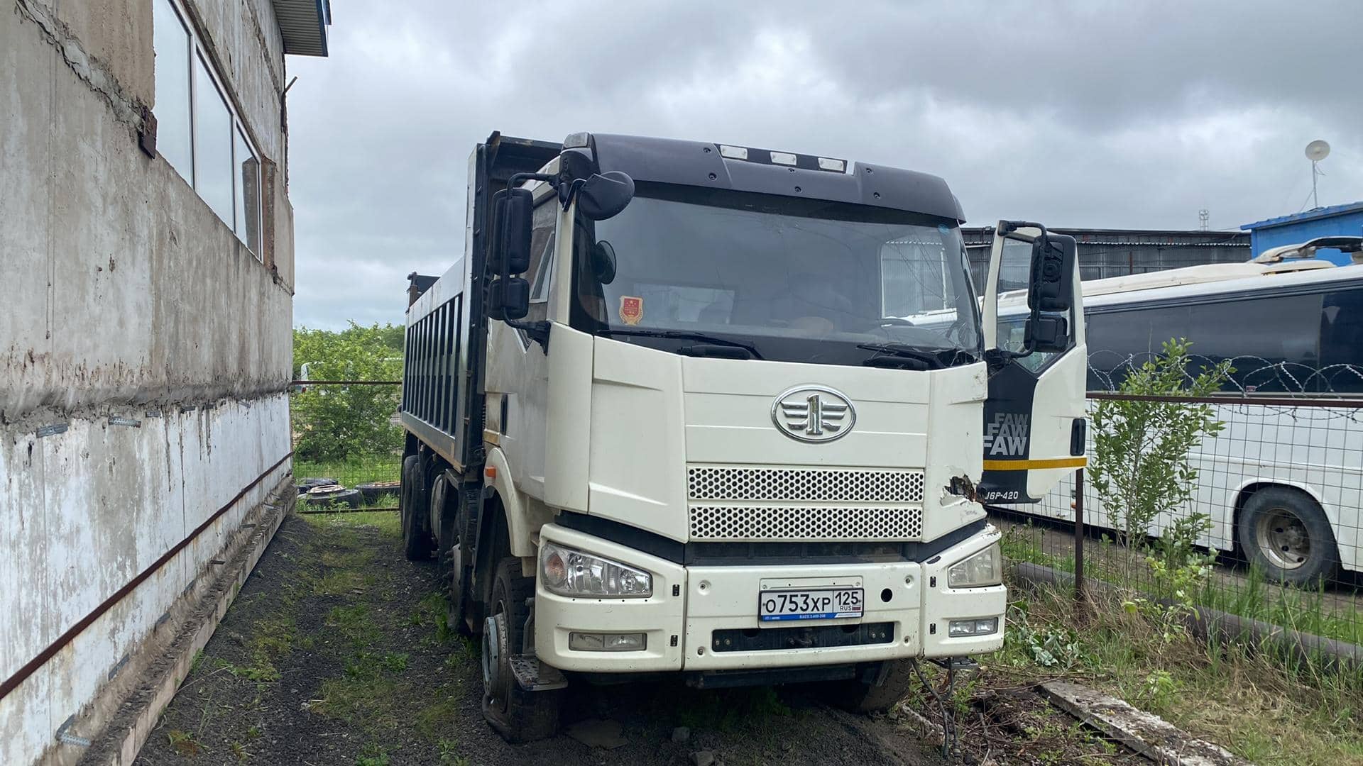 FAW CA3310P66K24T4E5 8х4,  1 111 км, 2023 года в лизинг