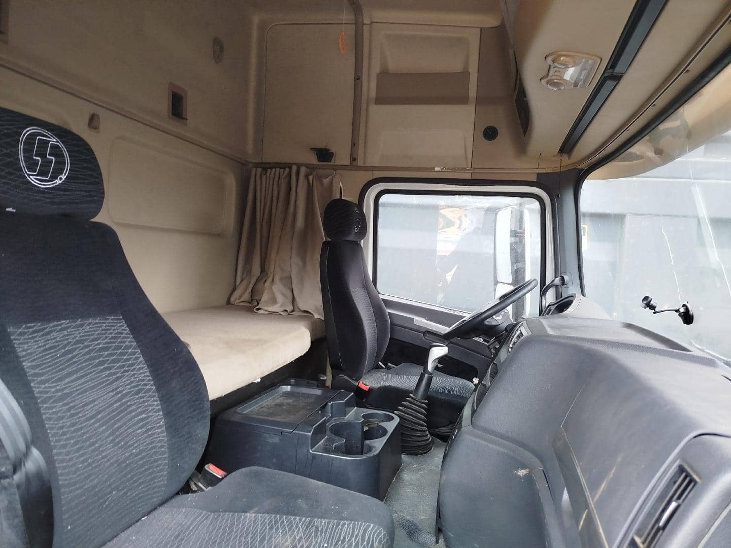 Shacman SX42584W324C,  279 812 км, 2022 года в лизинг