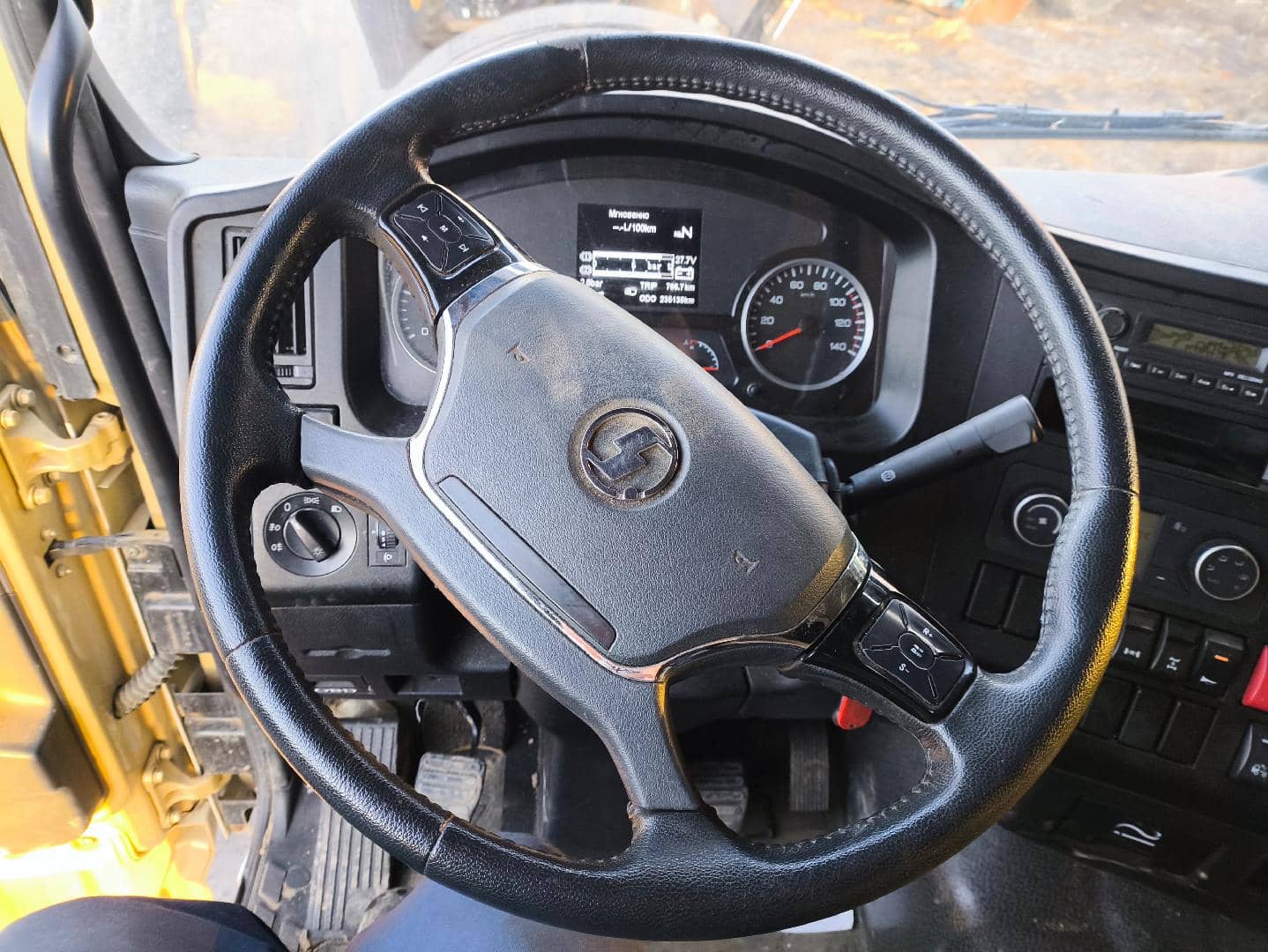 Shacman SX42584W324,  235 138 км, 2022 года в лизинг